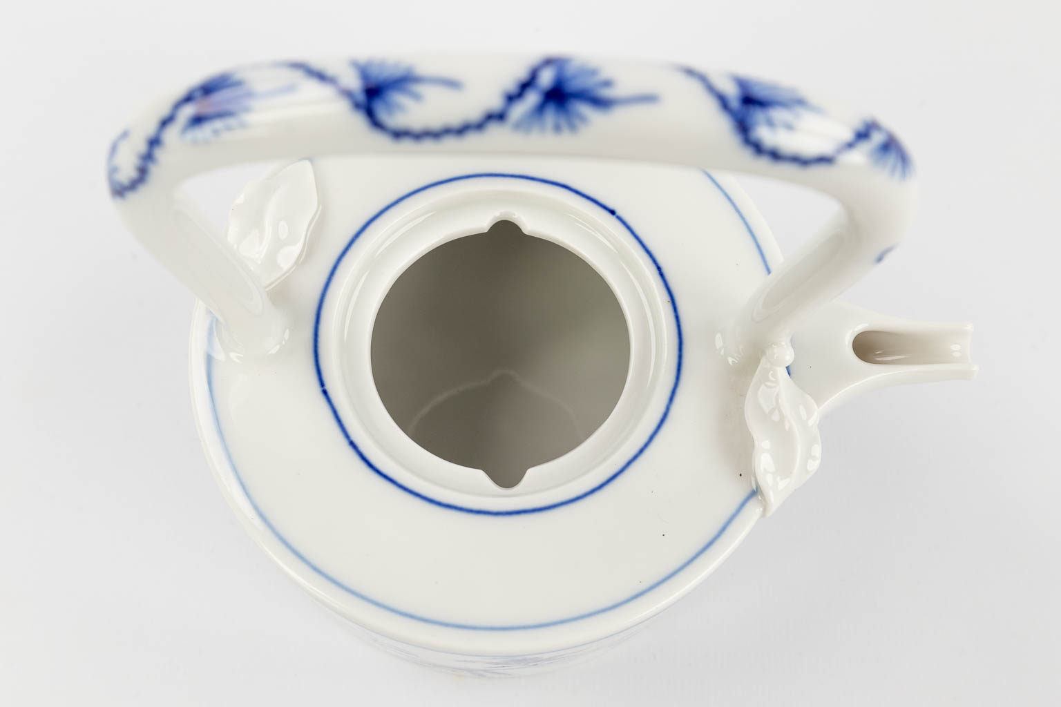Meissen Zwiebelmunster, a large collection of Items accessories and parts of a dinner serviceÊmade o - Image 12 of 25