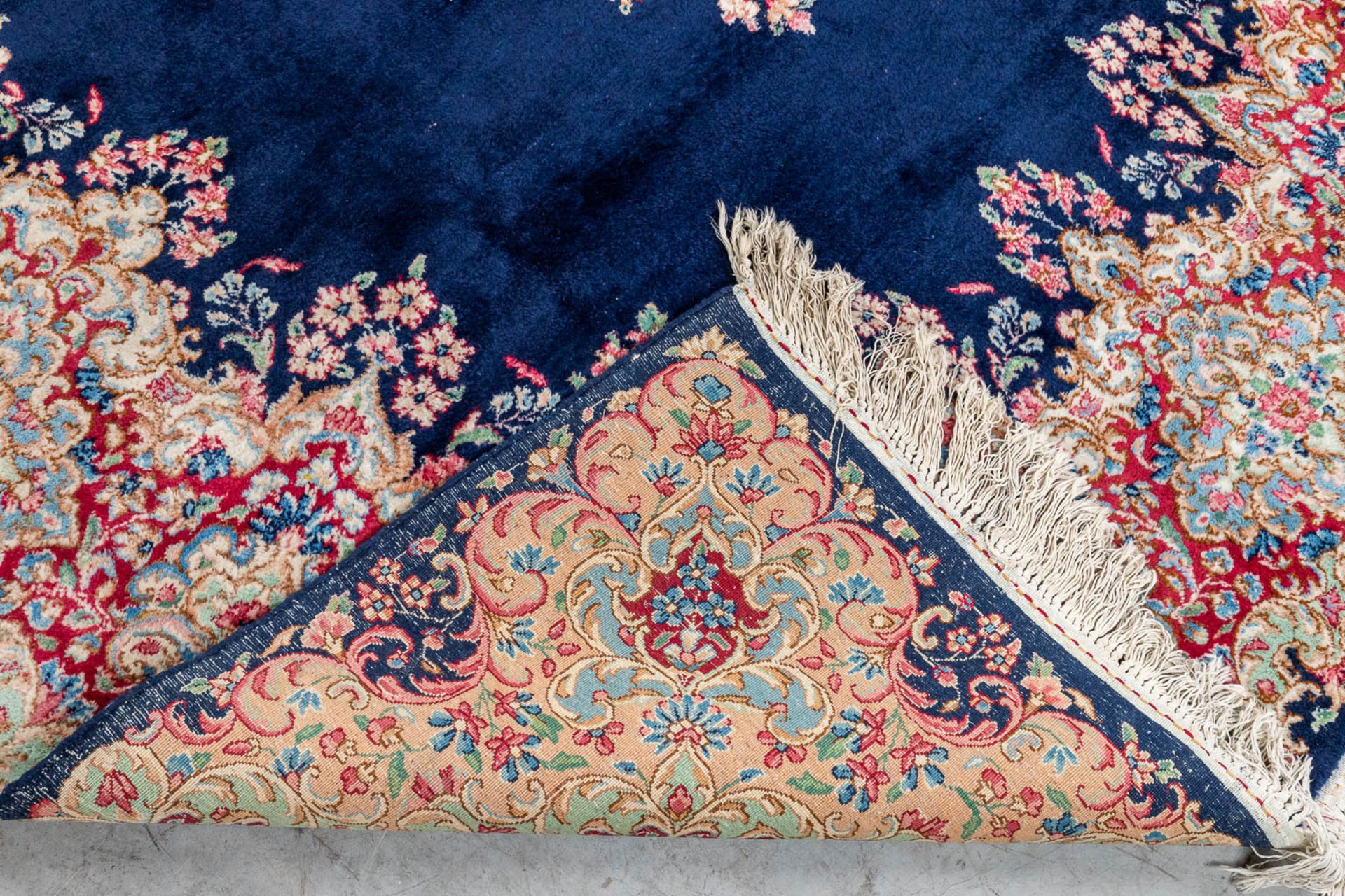 An Oriental hand-made carpet, Kerman. (310 x 215 cm) - Image 6 of 7