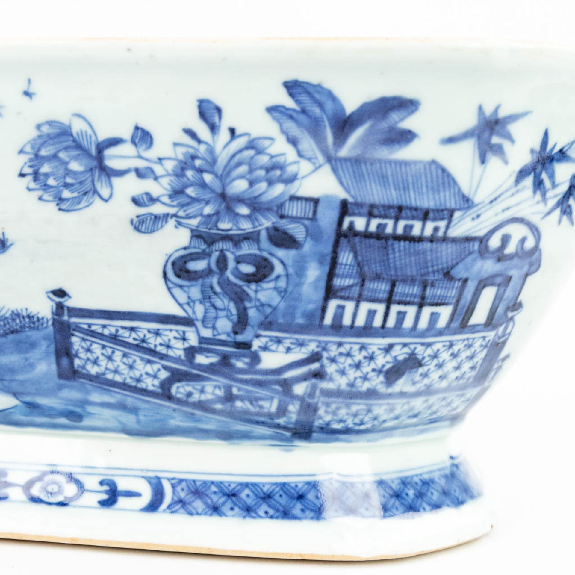 A Chinese soup tureen made of blue-white porcelain. (22 x 31 x 22 cm) - Image 6 of 15