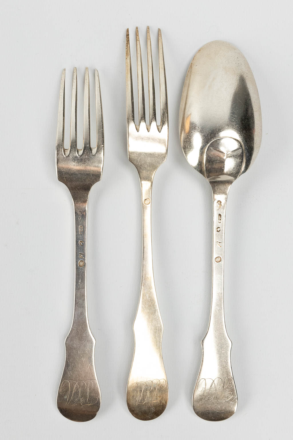 A large collection of silver cutlery. - Image 12 of 20