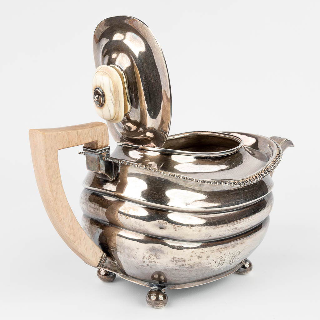 An English made silver teapot. (13,5 x 28 x 15cm) - Image 9 of 14