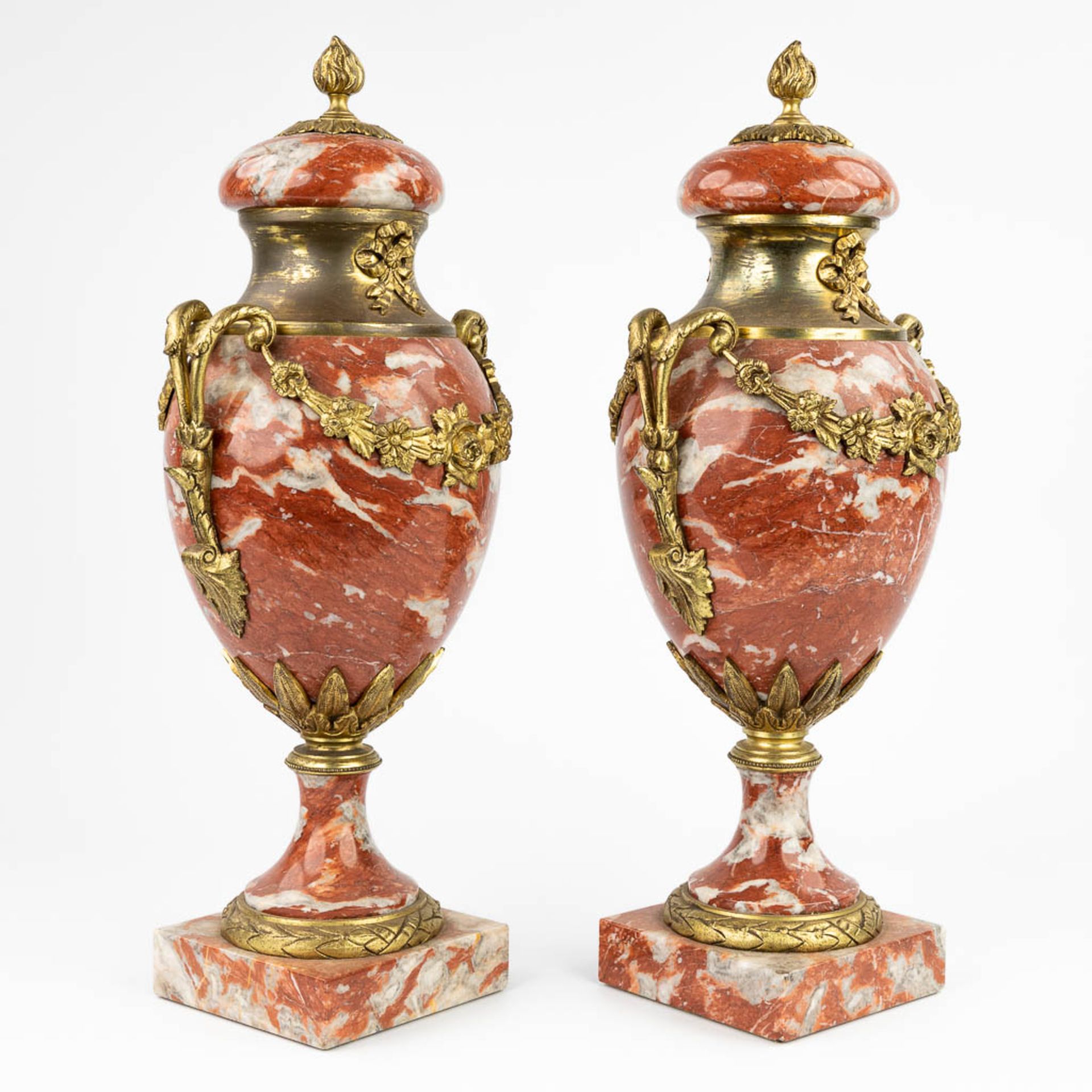 A pair of cassolettes made of red marble mounted with gilt bronze. (16 x 18 x 44,5cm) - Bild 7 aus 12