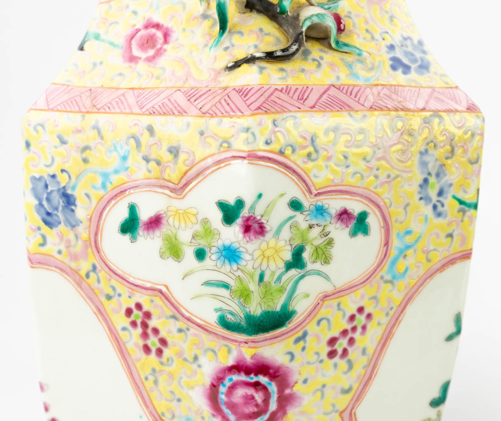 A pair of hexagonal Chinese vases made of porcelain (18 x 22 x 46 cm) - Image 17 of 17