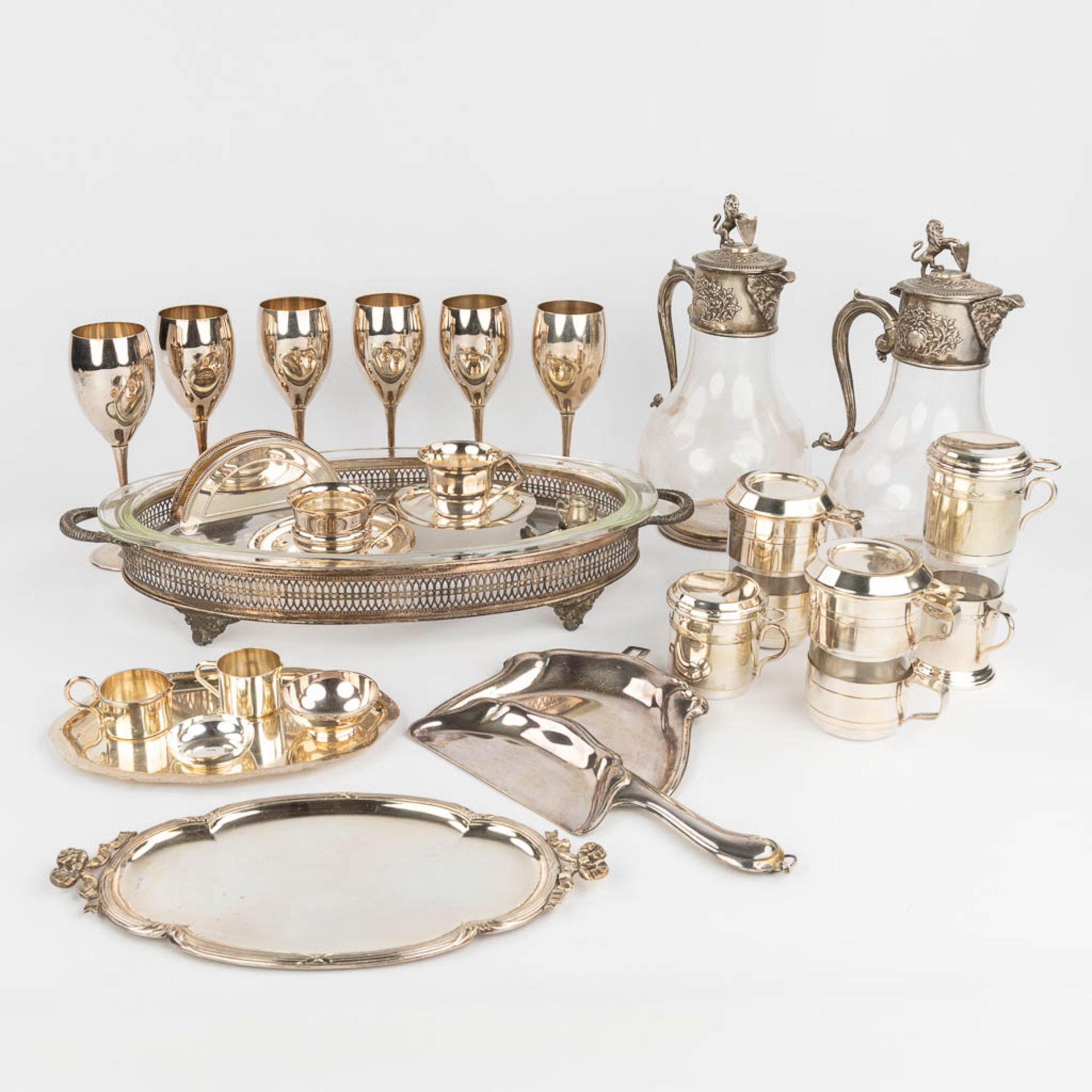 A big collection of silver-plated metal items and accessories. 20th C. (15 x 18 x 30cm)