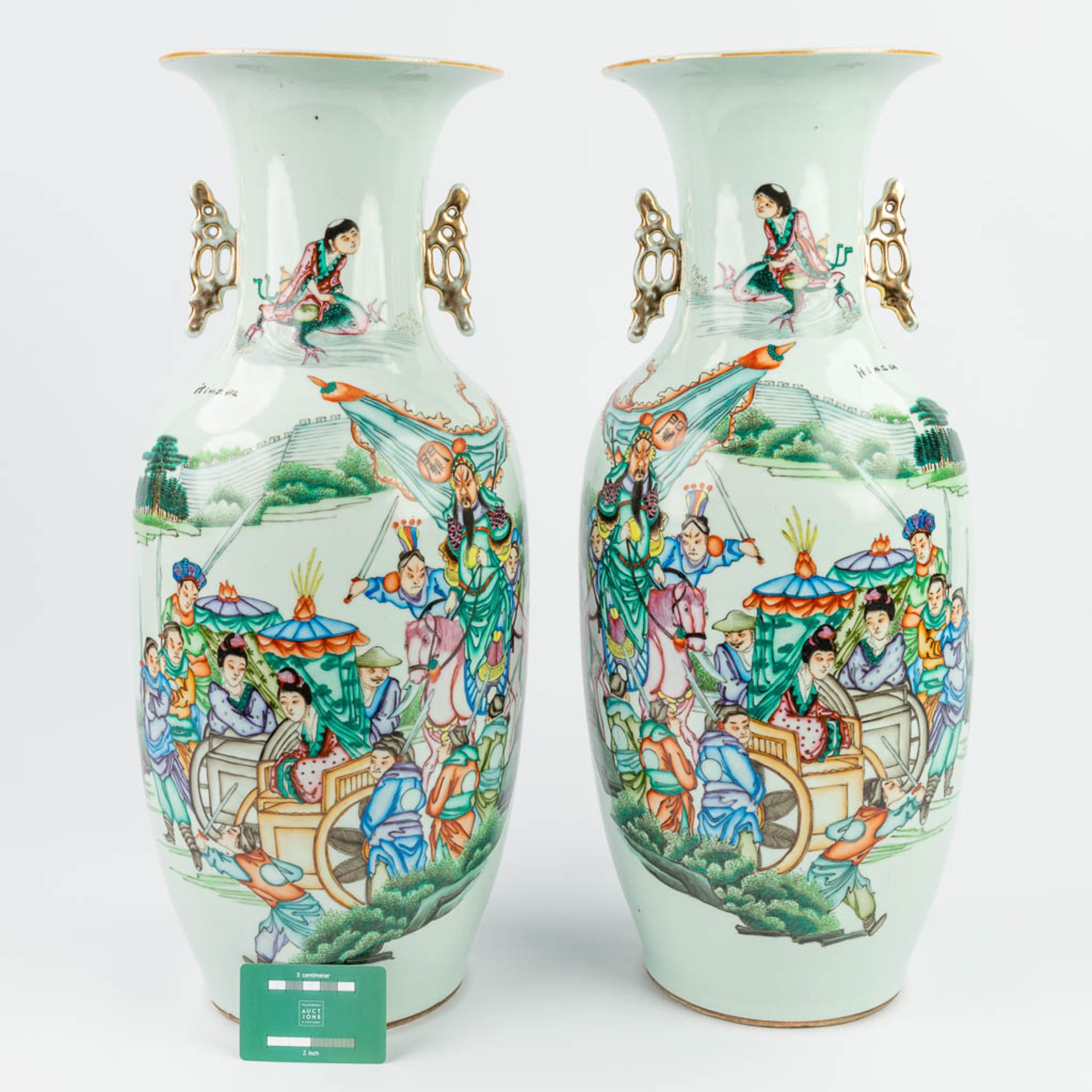 A pair of Chinese vases made of glazed porcelain with a double decor (57 x 24 cm) - Bild 12 aus 17