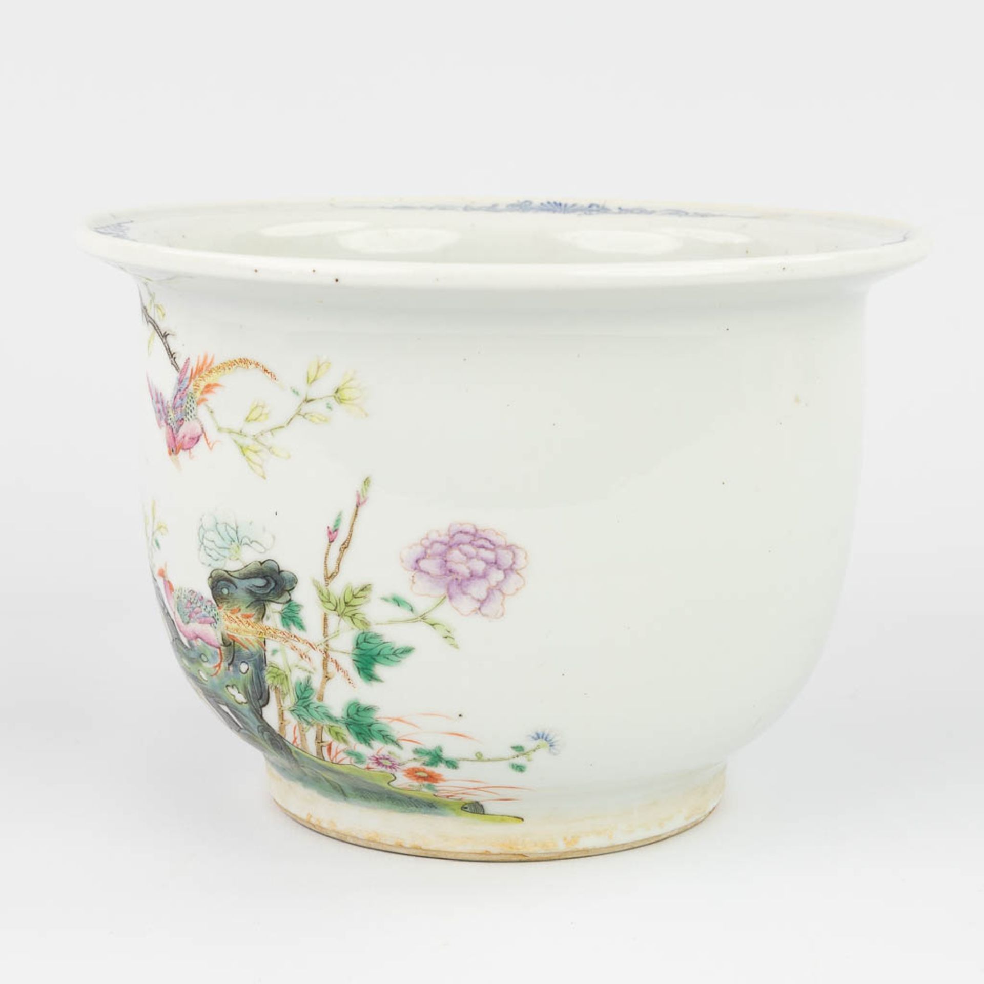 A Chinese Cache-pot flower pot made of porcelain, with a hand-painted decor of birds and flowers. (1 - Bild 7 aus 13