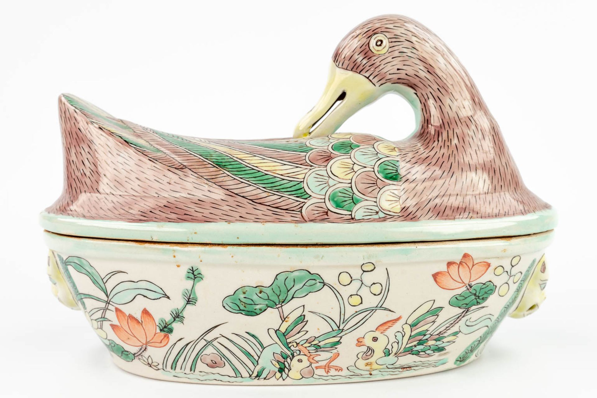 A figurative tureen in the shape of a duck, with hand-painted decor. (17 x 32 x 22cm) - Image 10 of 13