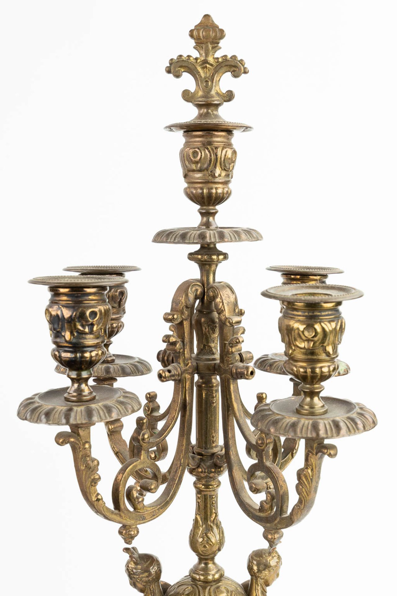 A three-piece mantle garniture clock and candelabra, made of bronze. (20 x 29 x 45cm) - Image 7 of 17