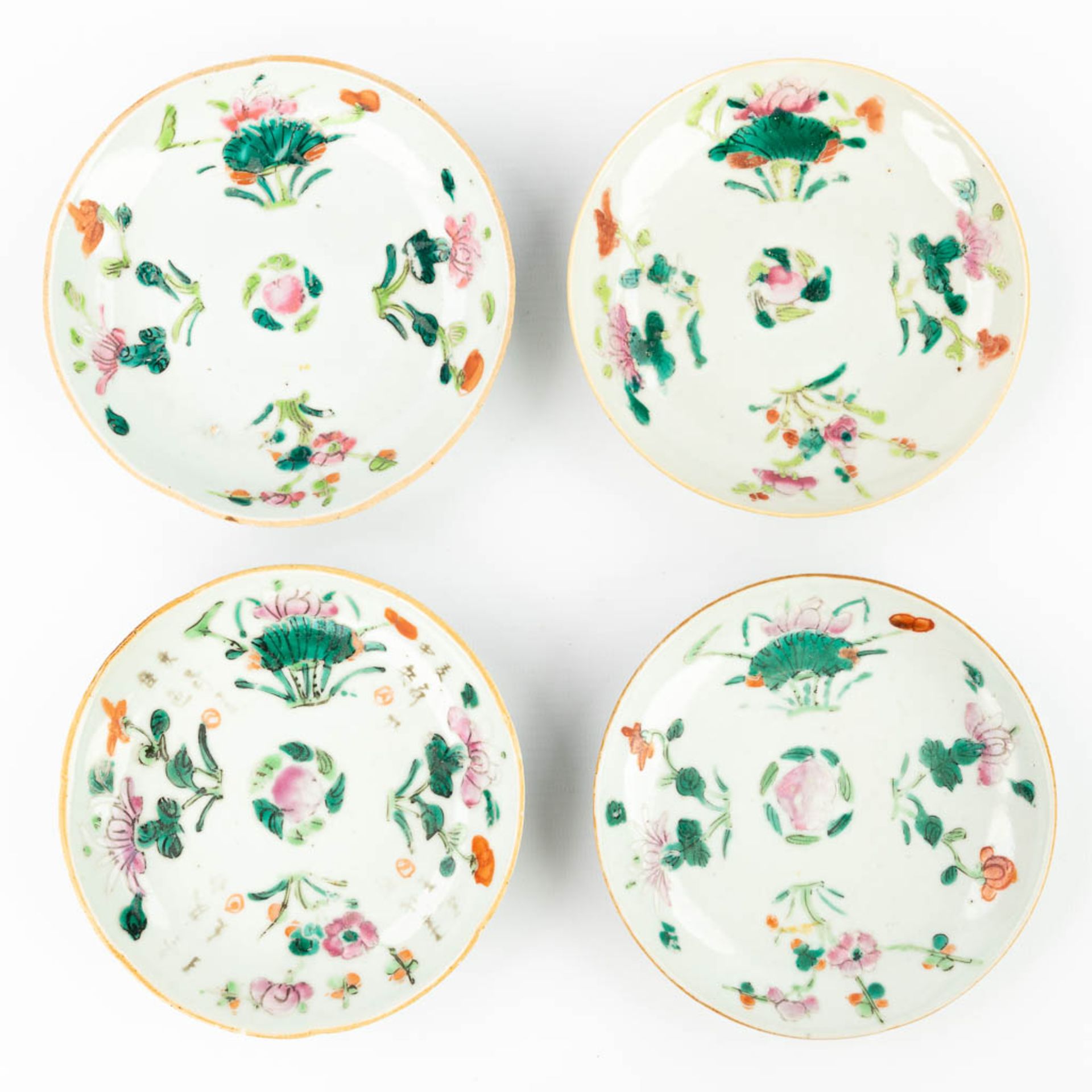 A set of 4 Chinese plates made of porcelain and decorated with peaches and flowers. (13,7 cm)