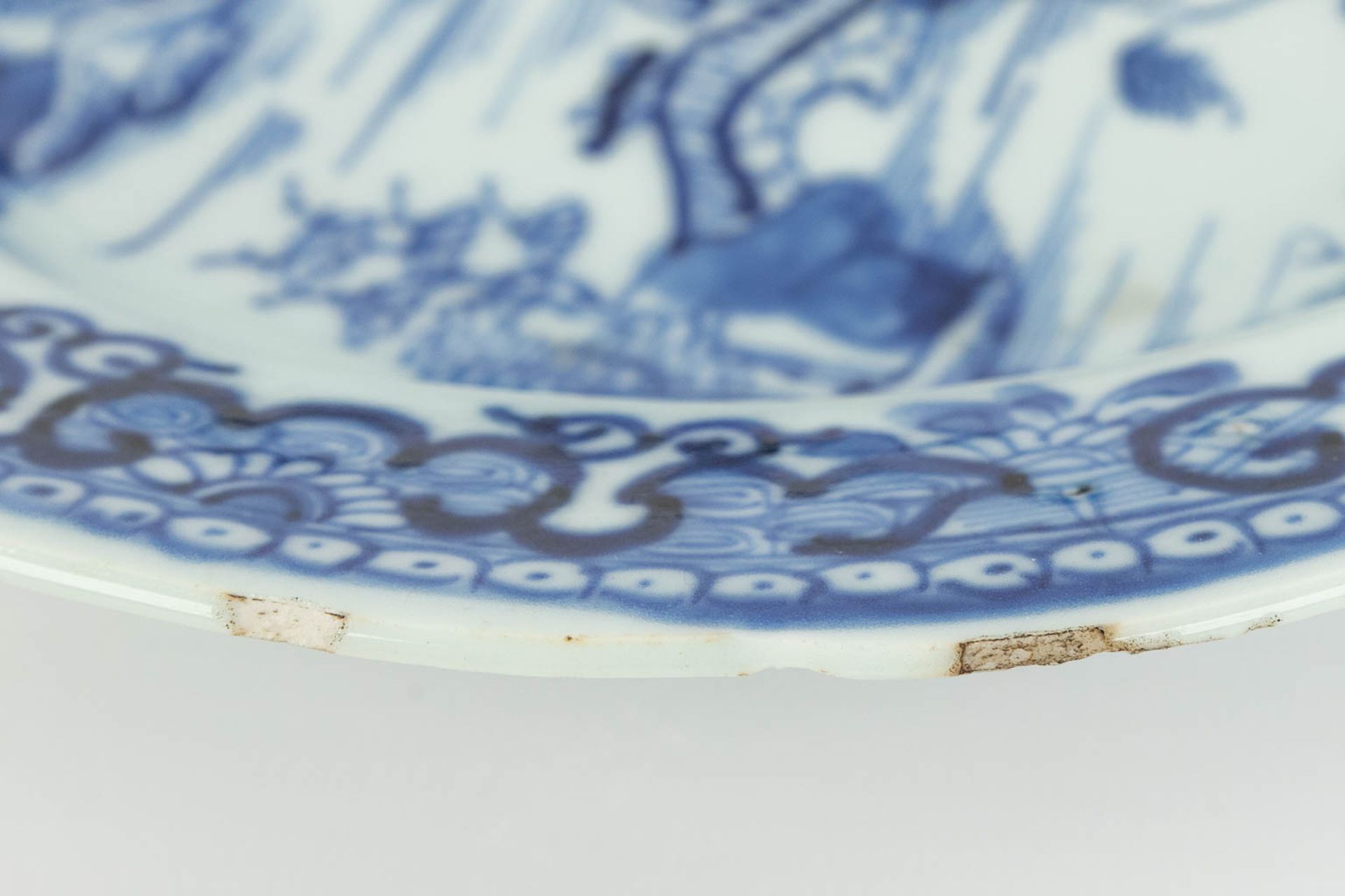 A collection of 7 Chinese plates and platters made of blue-white porcelain. (34 x 40,5 cm) - Image 10 of 23