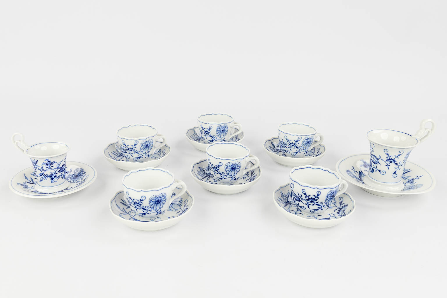 Meissen Zwiebelmunster, a large collection of Items accessories and parts of a dinner serviceÊmade o - Image 9 of 25