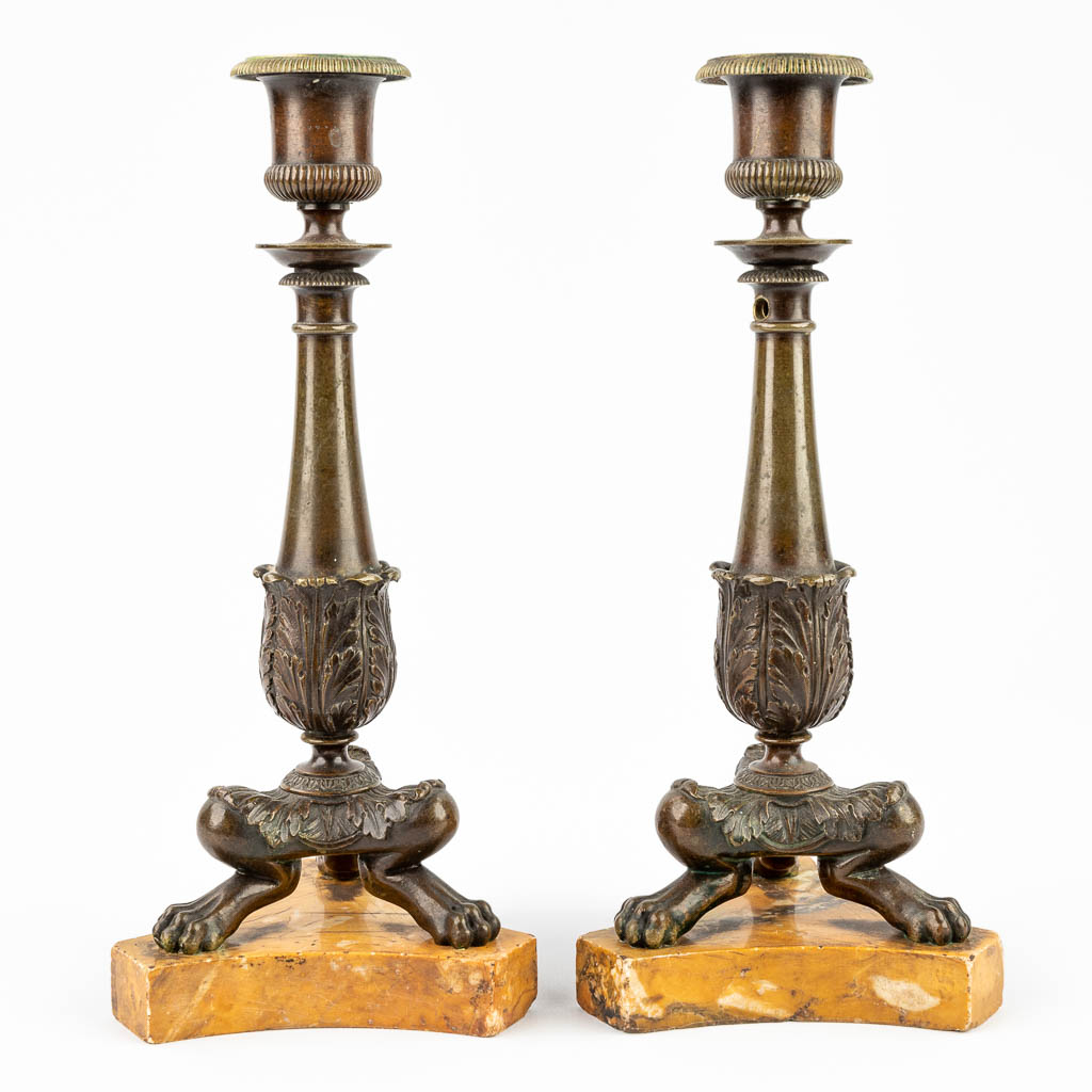 A pair of candlesticks made of bronze and mounted on an onyx base. Empire period (9,5 x 9,5 x 25,7cm - Image 2 of 13