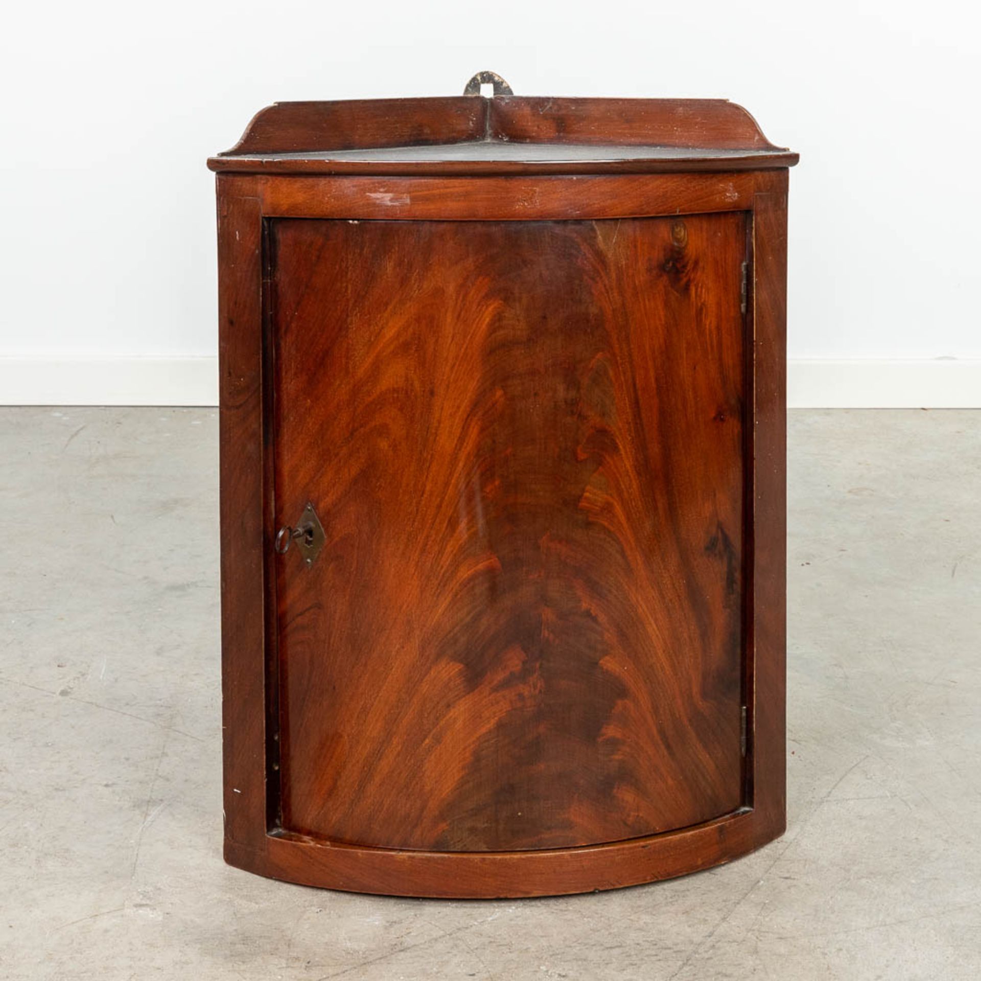 An antique corner cabinet made of mahogany, empire period. (47 x 58cm)