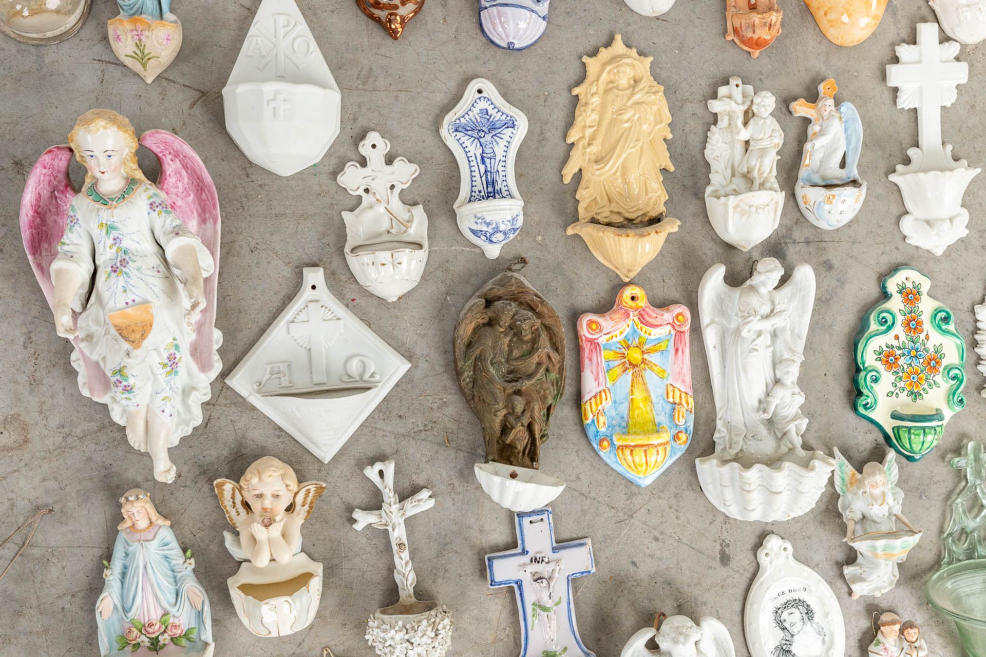 A collection of holy water fonts, made of ceramics, porcelain and wood. 20th C. (15 x 30cm) - Image 7 of 10