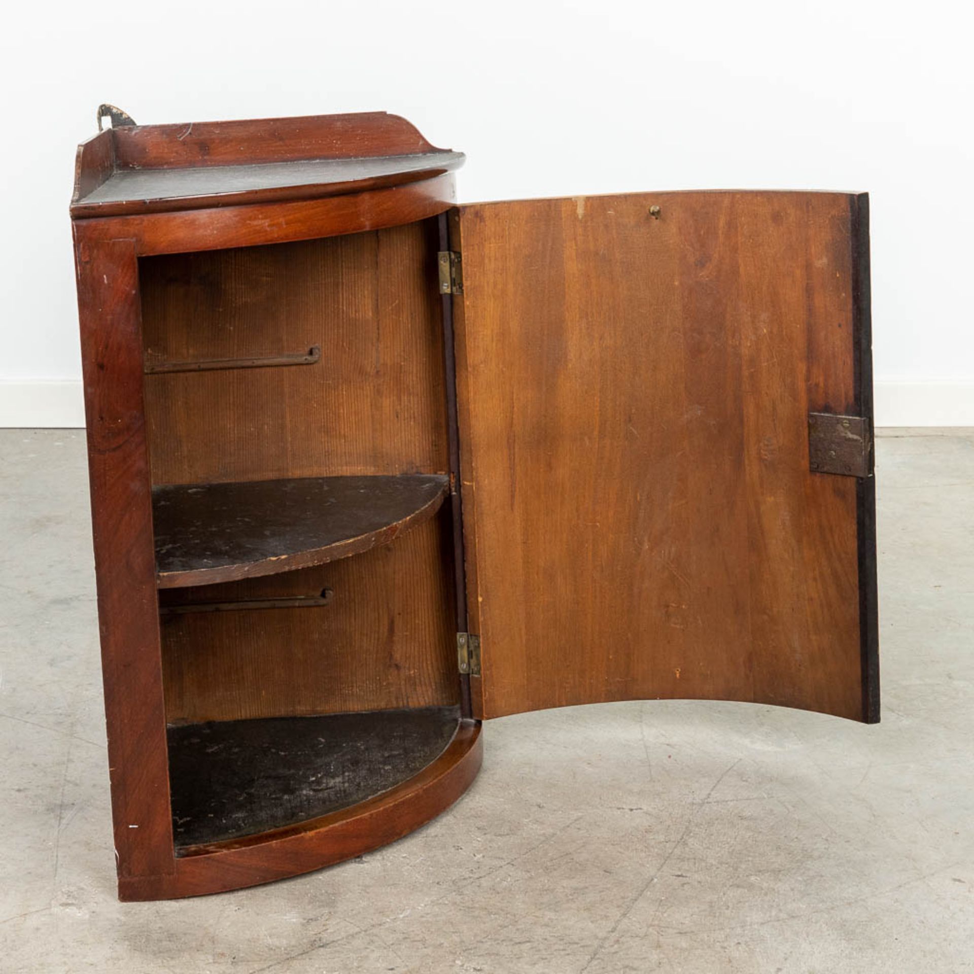 An antique corner cabinet made of mahogany, empire period. (47 x 58cm) - Image 10 of 11