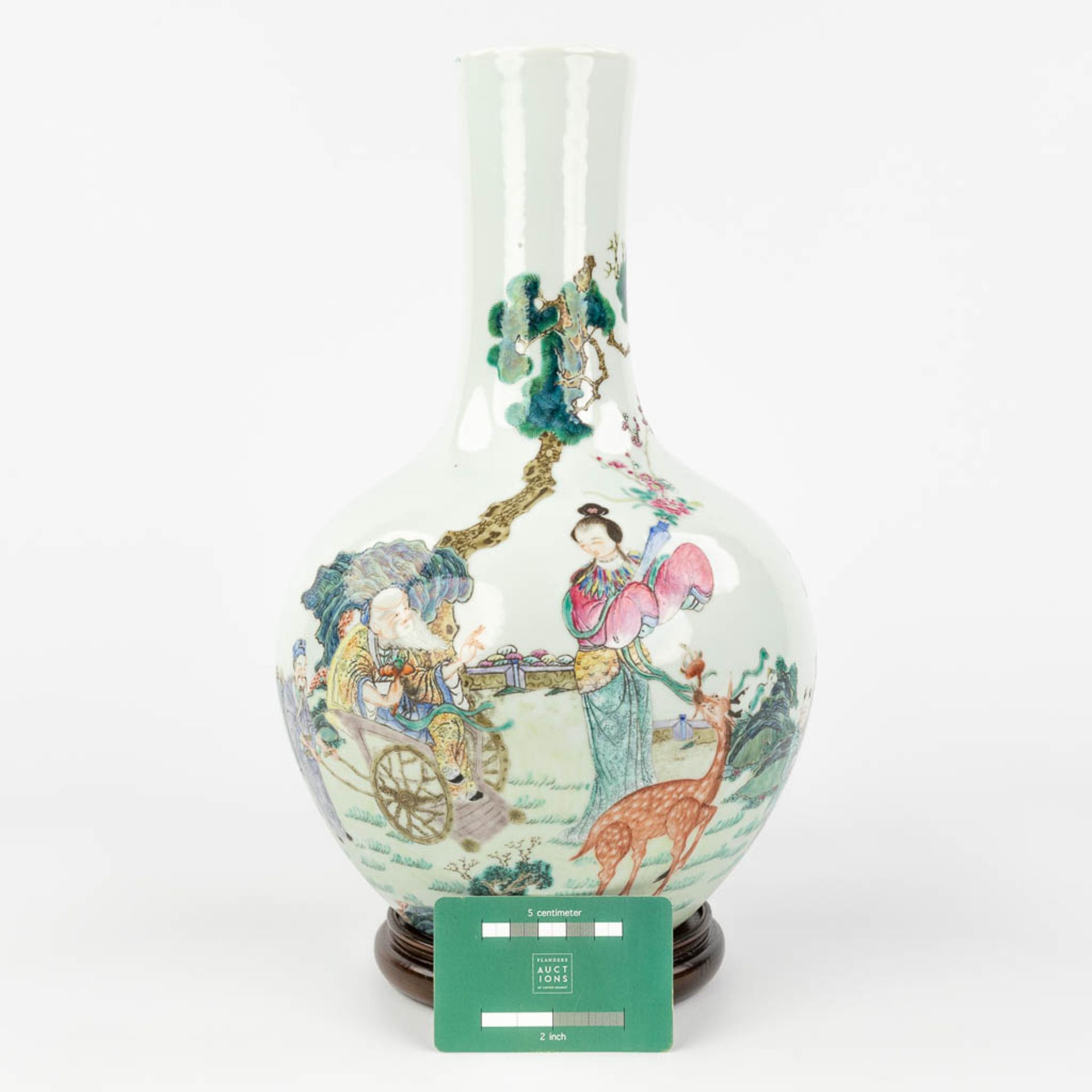 A Chinese vase, decorated with a wise man, lady and a deer, two boys with a peach. Marked Qianlong,  - Bild 5 aus 16