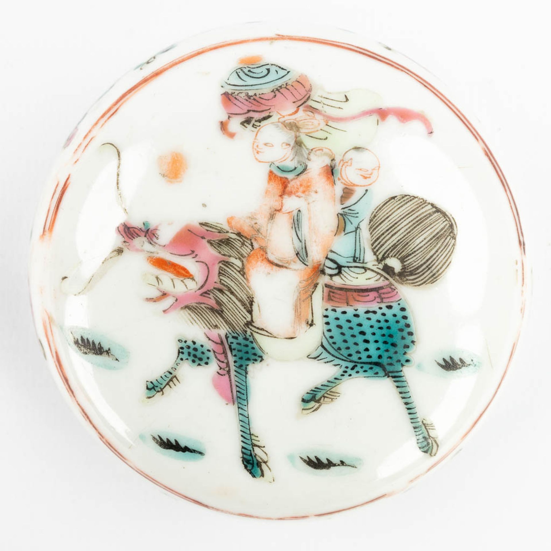 AÊset of 2 Chinese pots with lid, with hand-painted decor and made of porcelain (5 x 8,5 cm) - Image 15 of 18