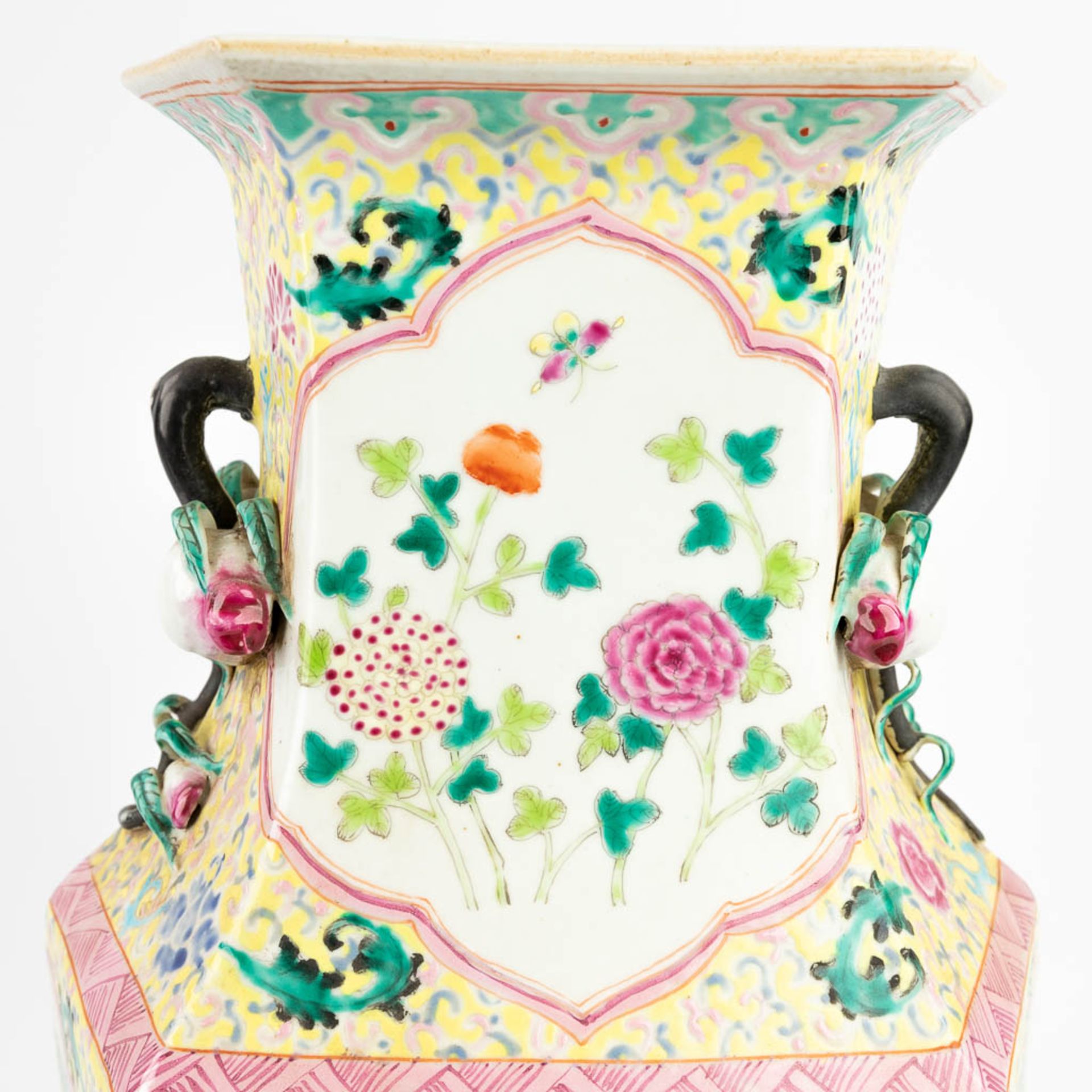 A pair of hexagonal Chinese vases made of porcelain (18 x 22 x 46 cm) - Image 14 of 17