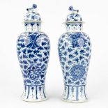 A pair of small baluster vases with lid, and blue-white decor. 20th C. (32 x 12 cm)