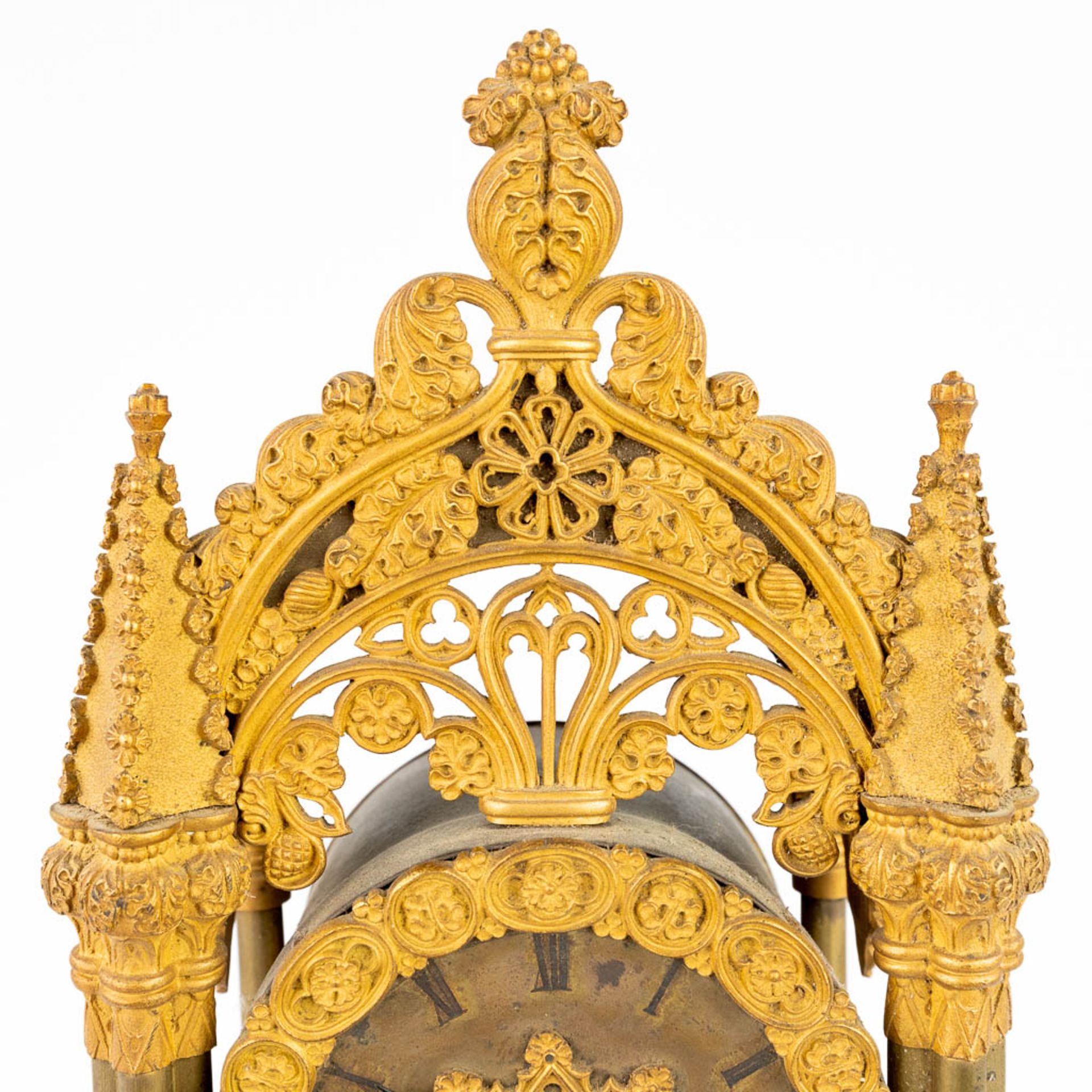 A table column clock made of gilt bronze in a gothic revival style. (11 x 19,5 x 43cm) - Image 7 of 15