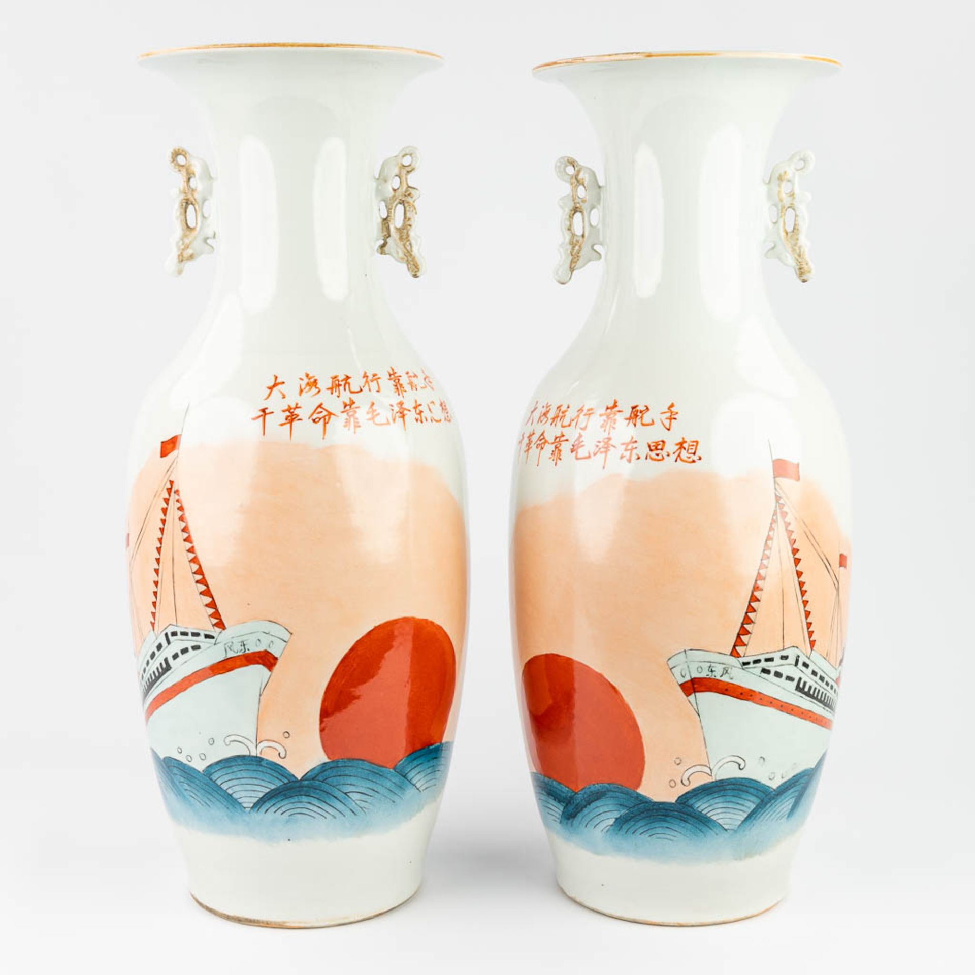 A pair of Chinese vases made of glazed porcelain, and decorated with ships (59,5 x 23 cm)