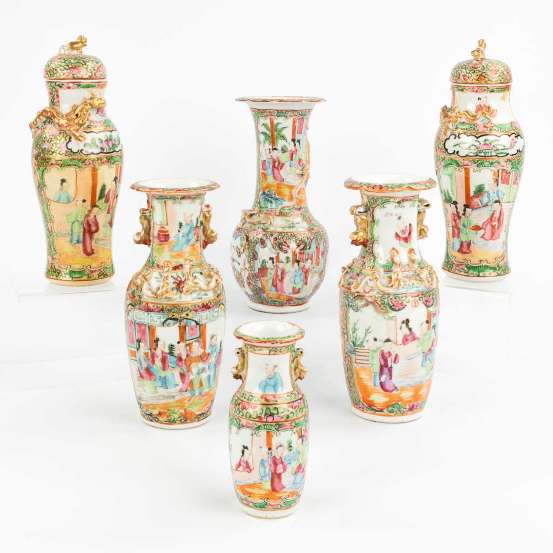 A collection of 6 pieces of Chinese vases and jars, with Kanton decors. (25 cm)