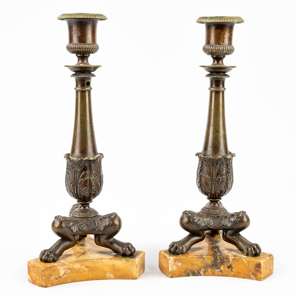 A pair of candlesticks made of bronze and mounted on an onyx base. Empire period (9,5 x 9,5 x 25,7cm - Image 3 of 13