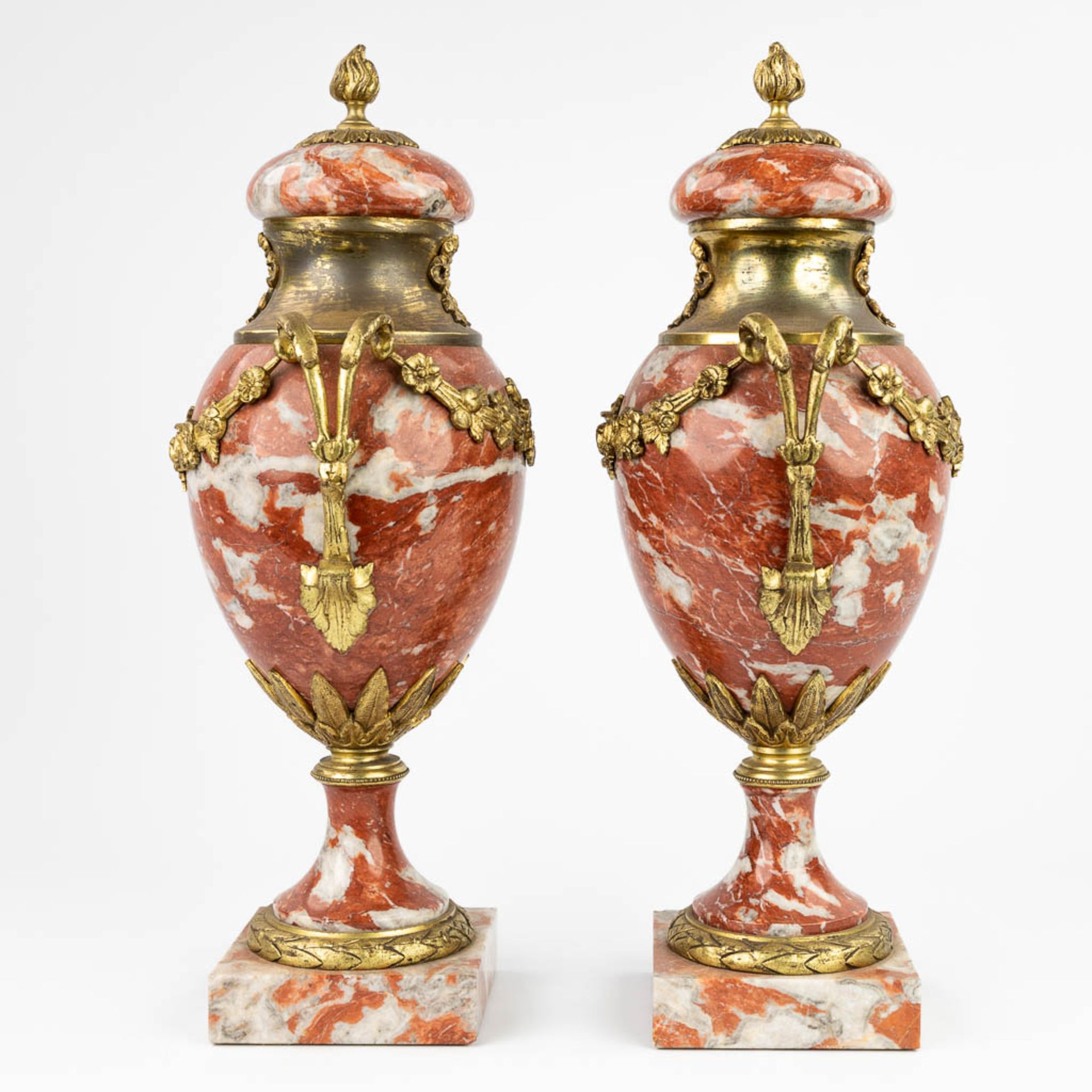 A pair of cassolettes made of red marble mounted with gilt bronze. (16 x 18 x 44,5cm) - Bild 9 aus 12