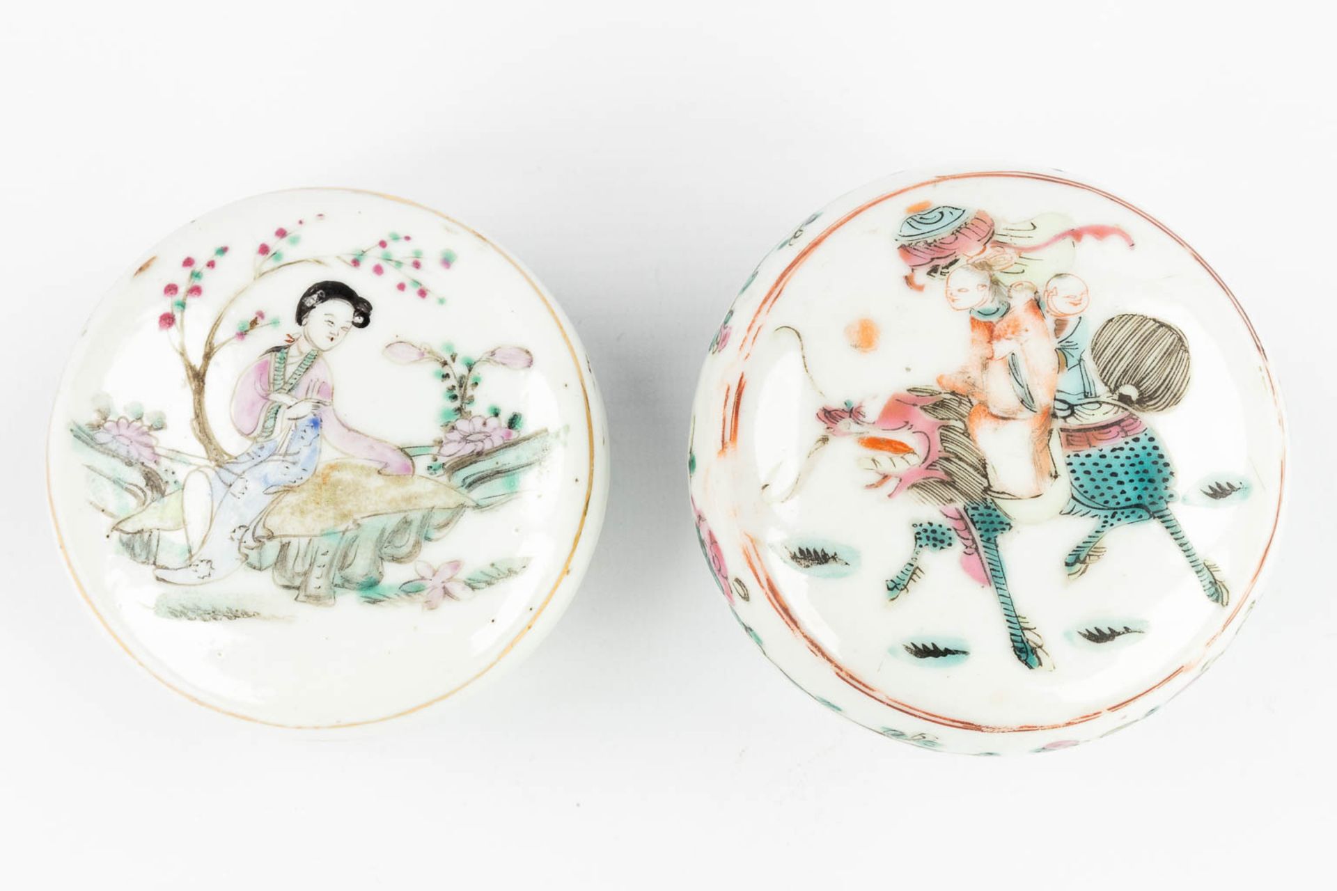 AÊset of 2 Chinese pots with lid, with hand-painted decor and made of porcelain (5 x 8,5 cm) - Image 18 of 18