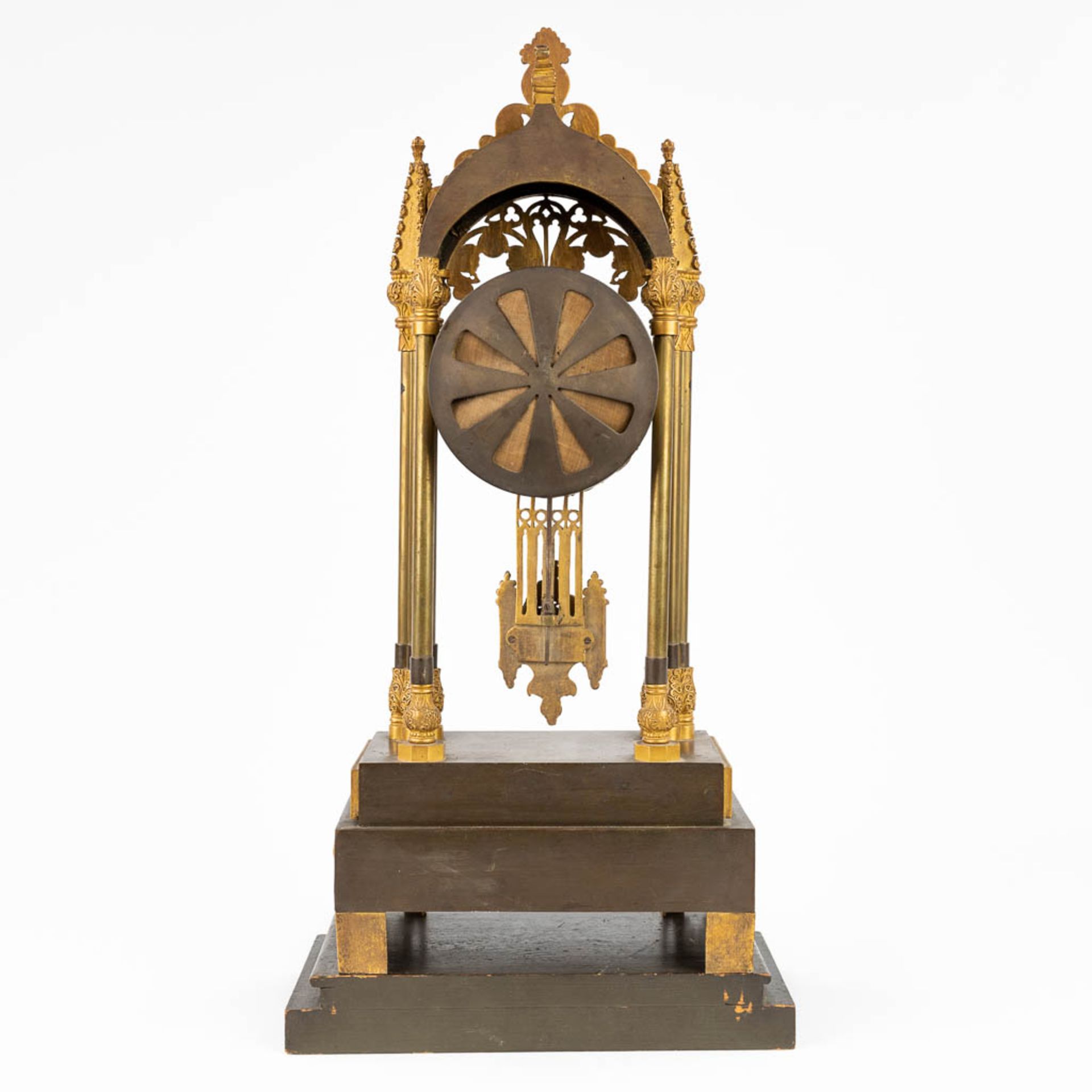 A table column clock made of gilt bronze in a gothic revival style. (11 x 19,5 x 43cm) - Image 3 of 15
