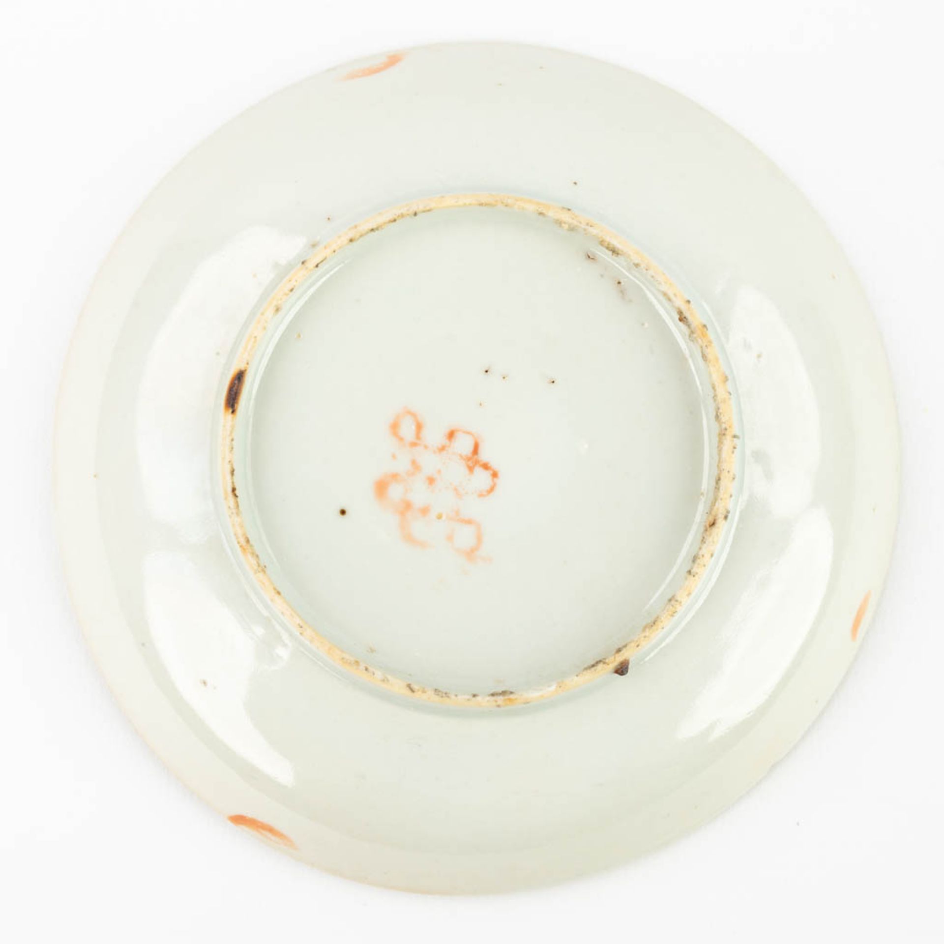A set of 4 Chinese plates made of porcelain and decorated with peaches and flowers. (13,7 cm) - Image 3 of 14