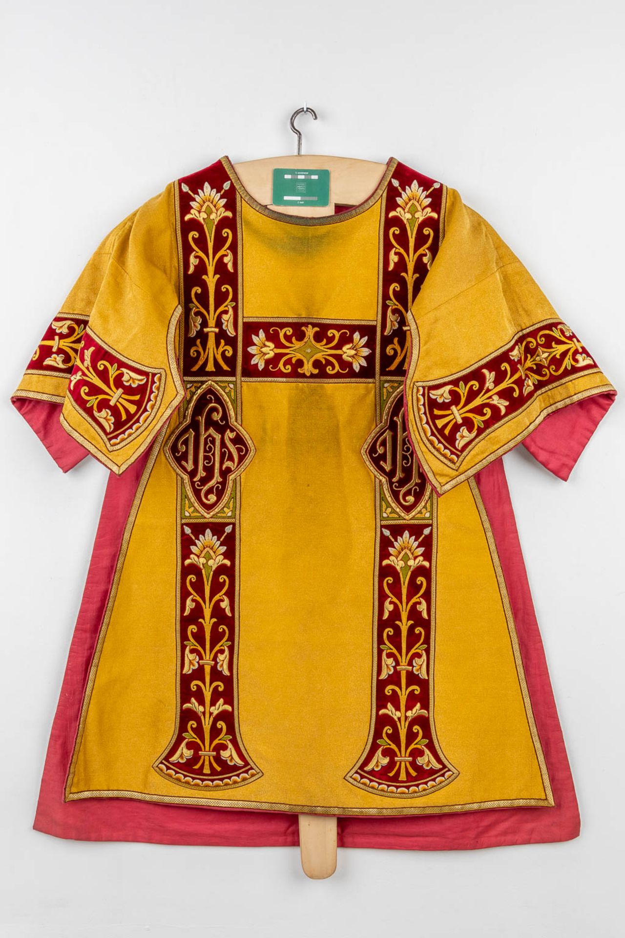 A collection of 3 embroidered chasubles made of gold-thread wire. Circa 1950-1960. (67 x 106cm) - Bild 9 aus 30