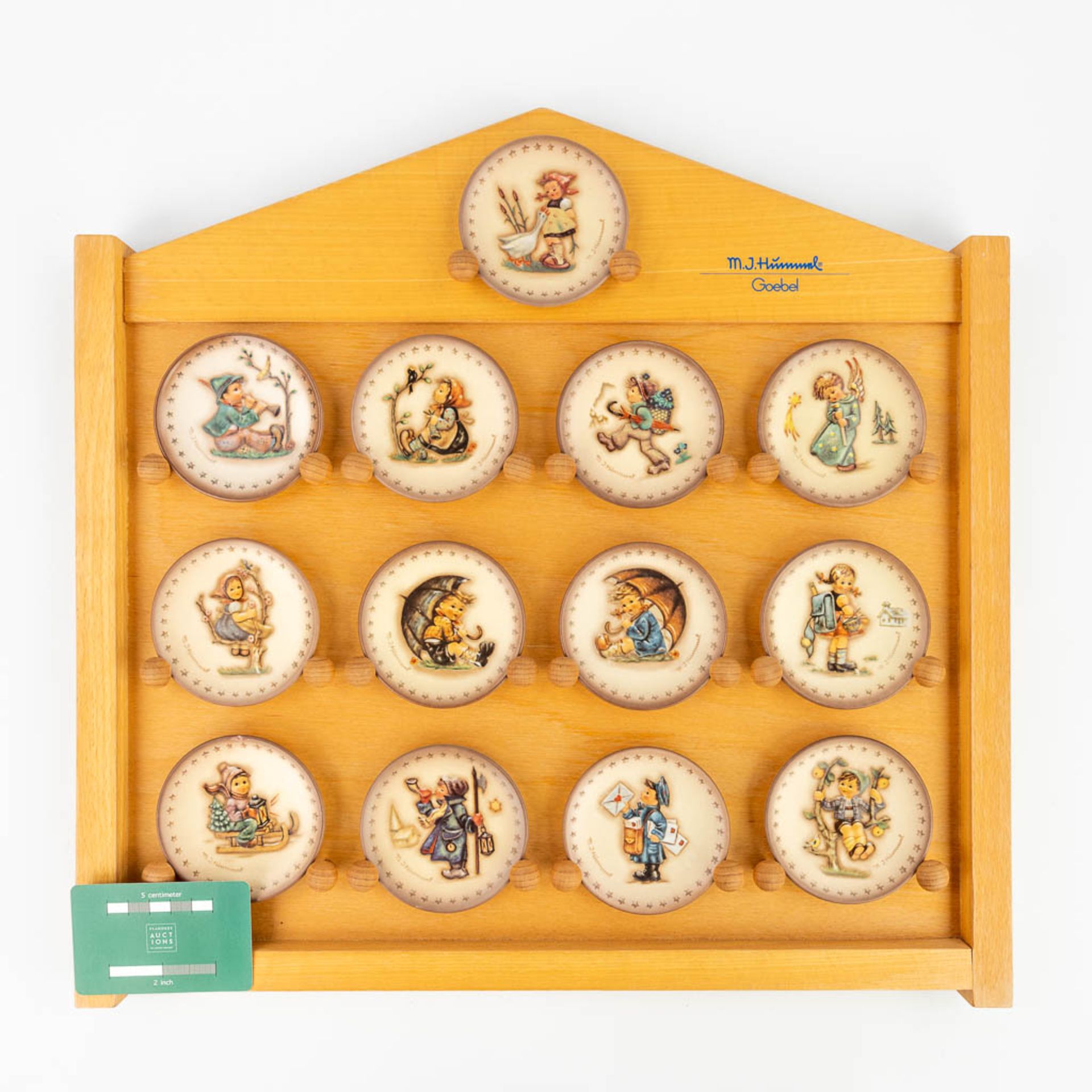 Hummel, a collection of 13 plates in a wood display case. (8,3cm) - Image 11 of 14