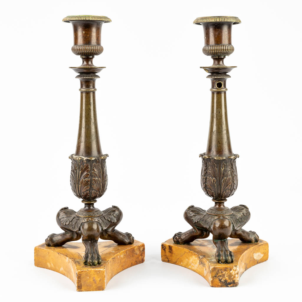 A pair of candlesticks made of bronze and mounted on an onyx base. Empire period (9,5 x 9,5 x 25,7cm - Image 4 of 13