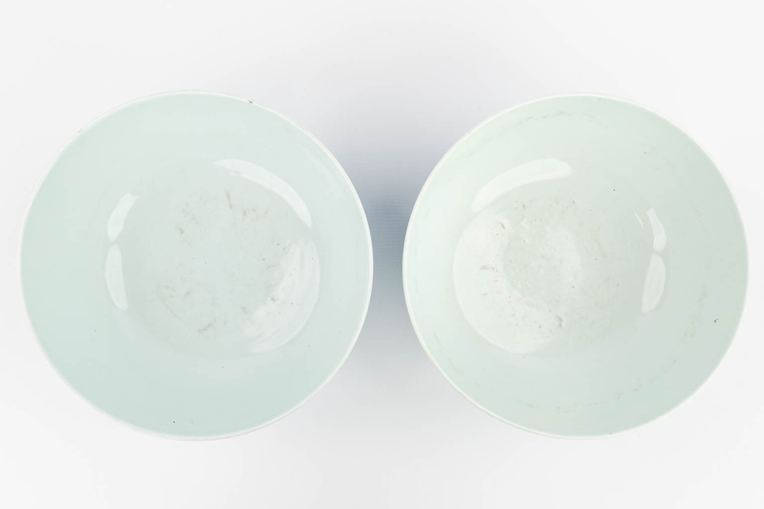 A pair of Chinese bowls made of blue-white porcelain (11 x 26,5 cm) - Image 3 of 17