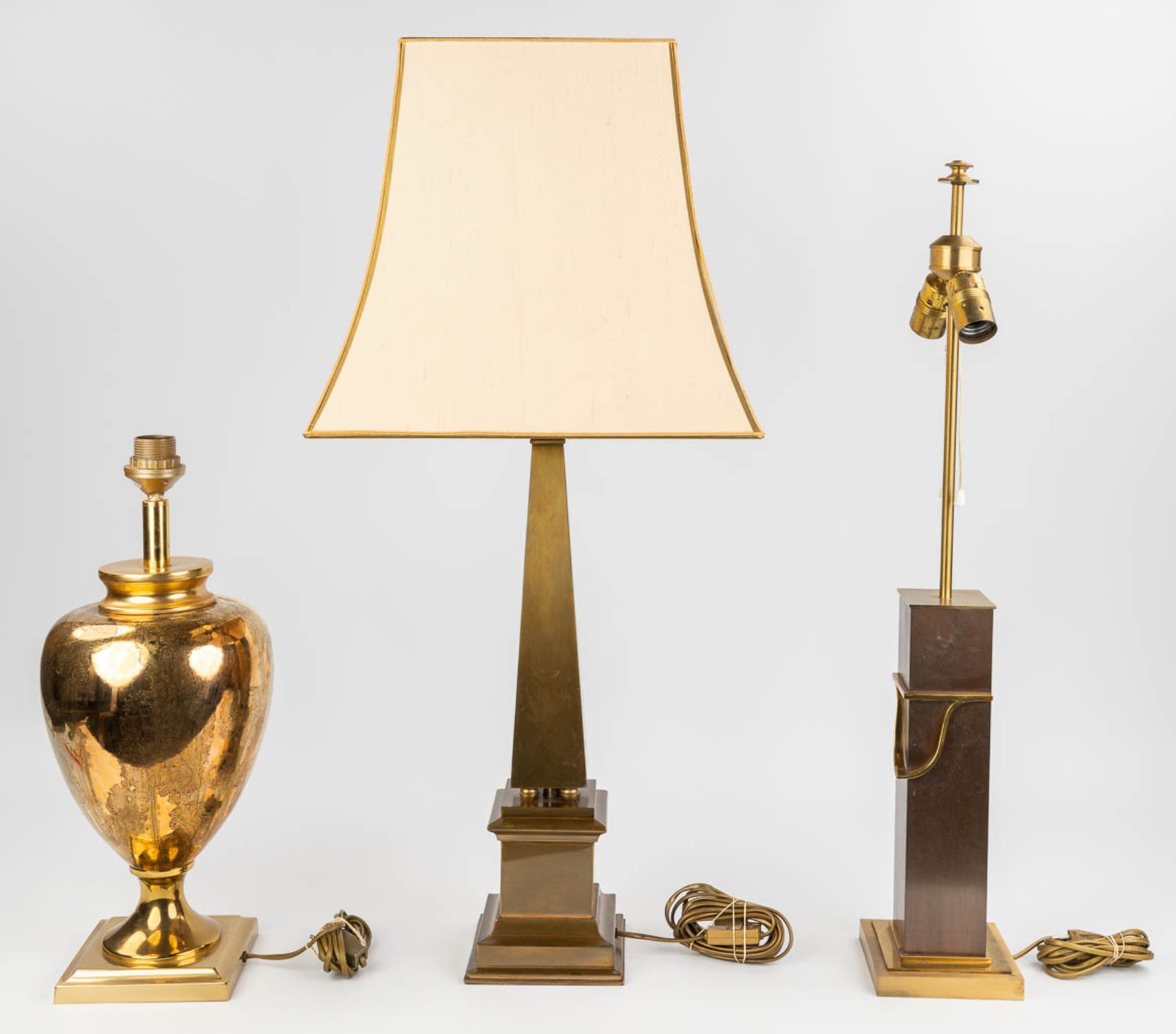 A collection of 3 mid-C. brass and metal table lamps. (14 x 14 x 80cm) - Bild 8 aus 14