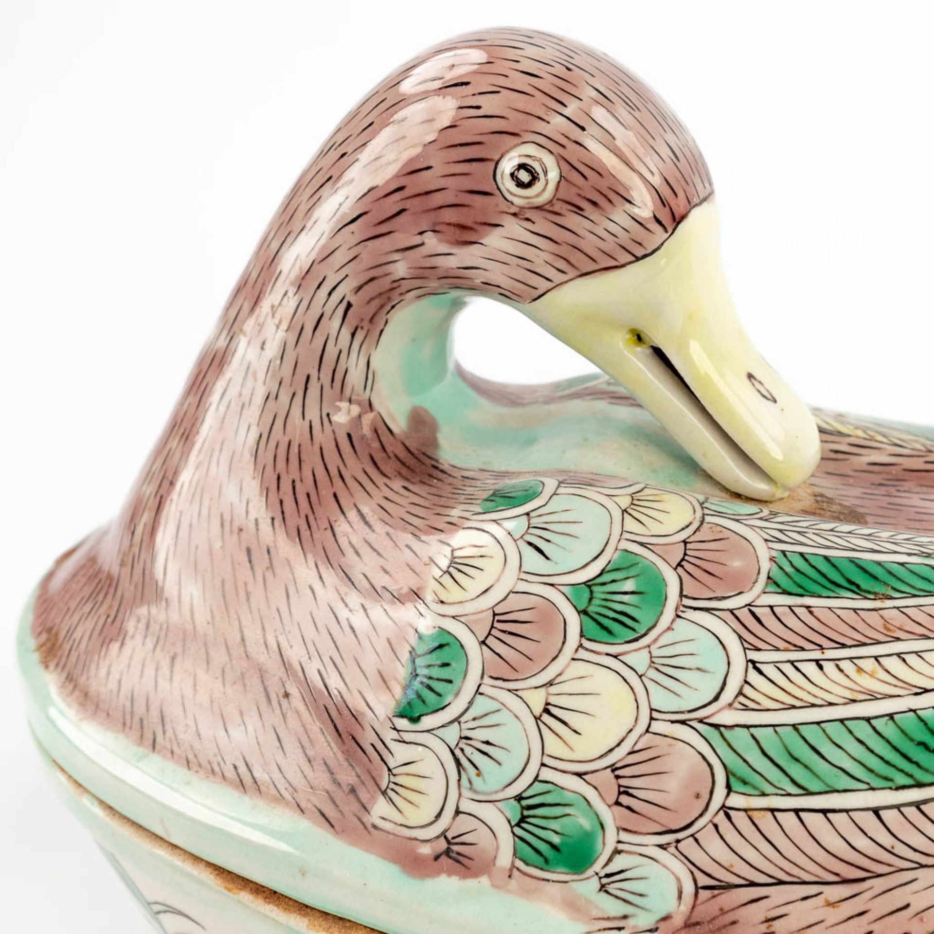 A figurative tureen in the shape of a duck, with hand-painted decor. (17 x 32 x 22cm) - Image 13 of 13