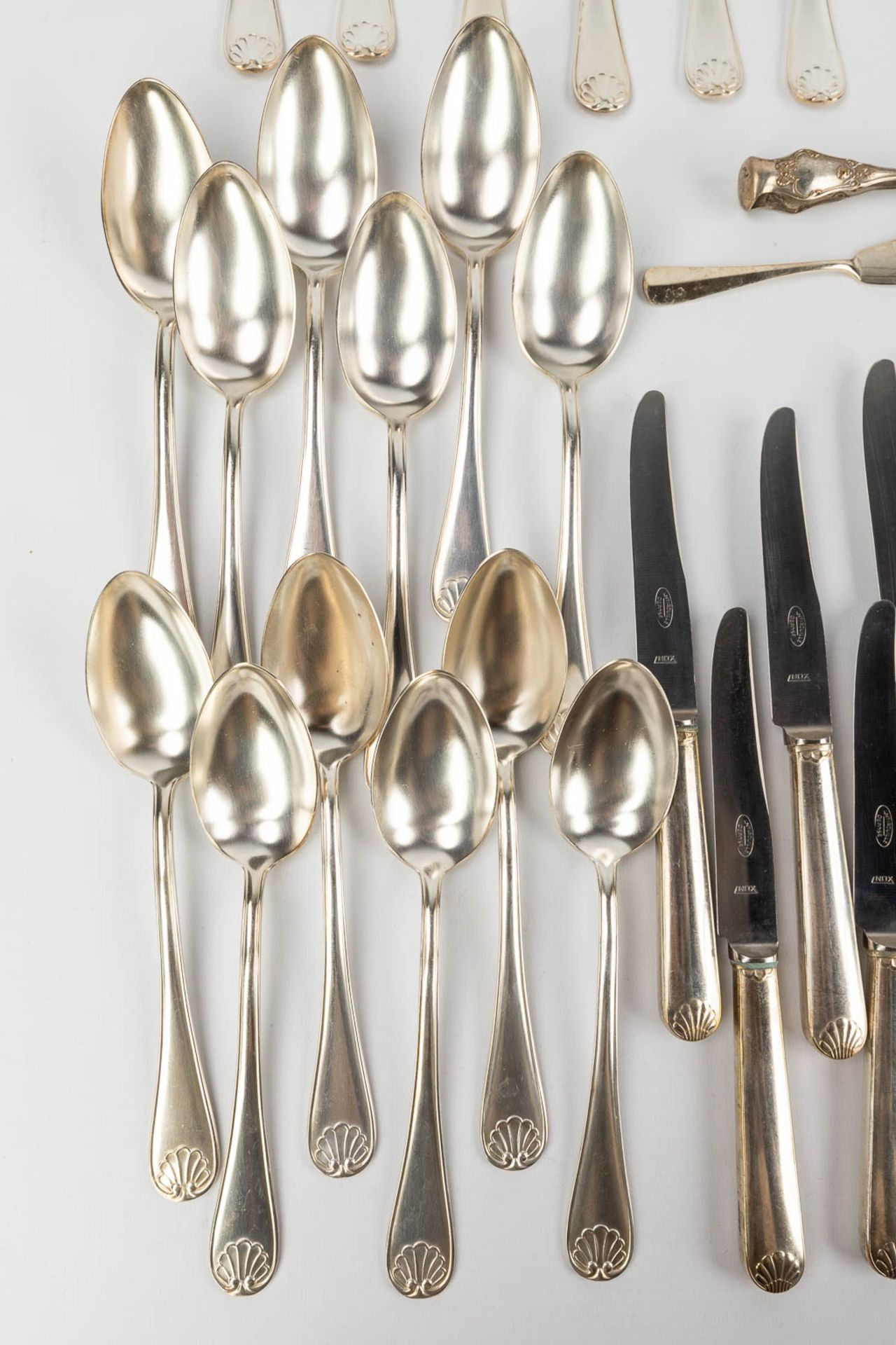 A large collection of cutlery and table accessories made of silver-plated metal. - Image 4 of 12