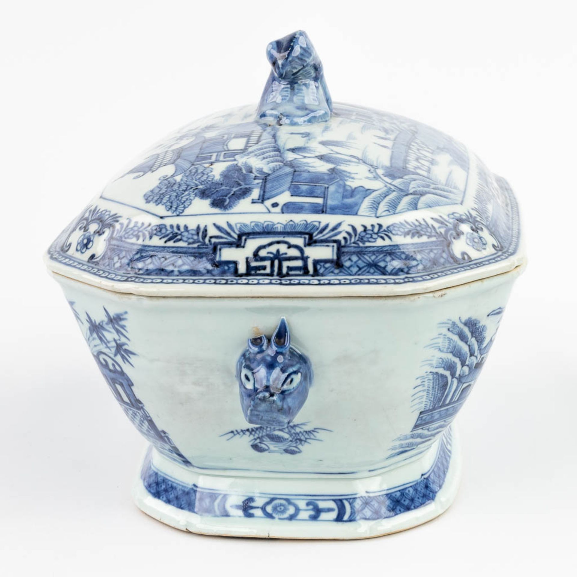 A Chinese soup tureen made of blue-white porcelain. (22 x 31 x 22 cm) - Image 15 of 15