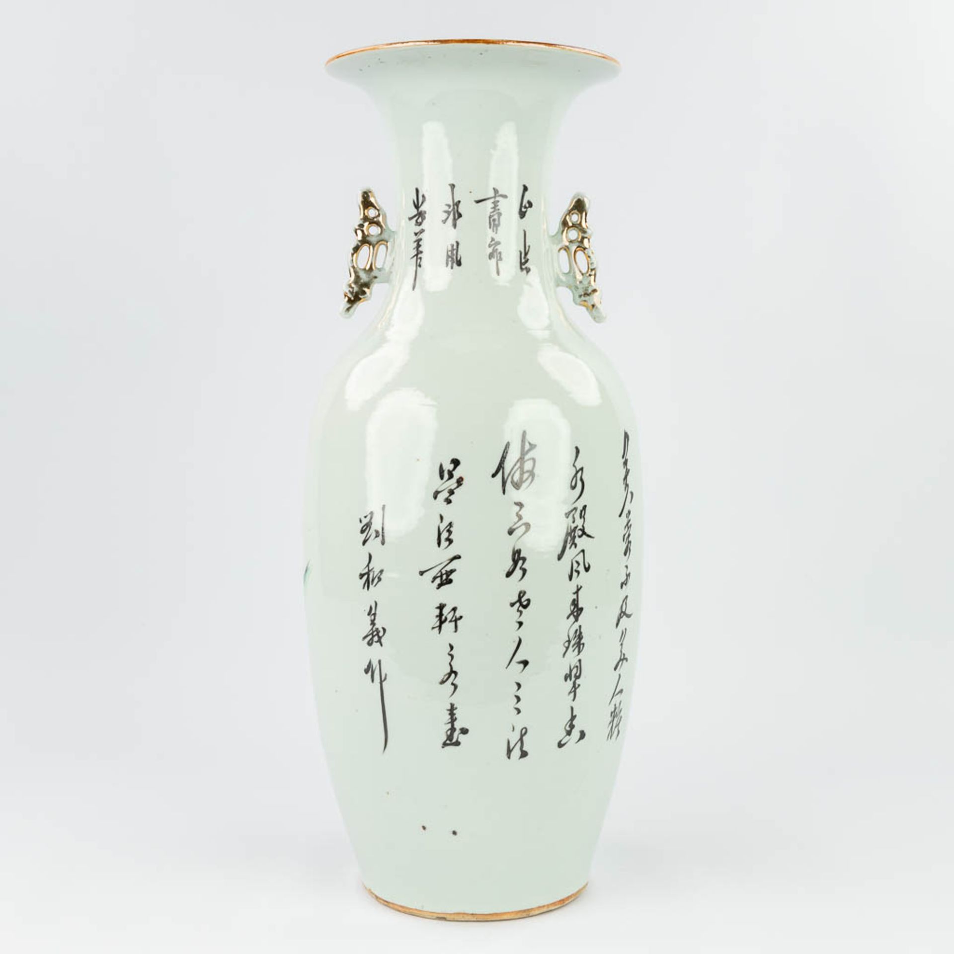 A Chinese vase decorated with a hand-painted decor of ladies. (57 x 23 cm) - Bild 7 aus 12