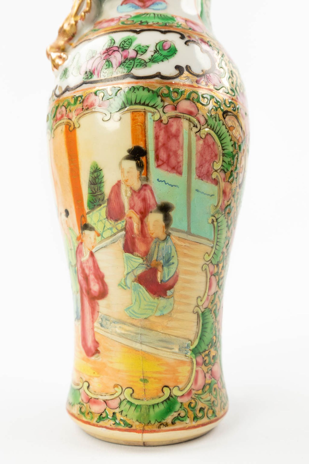 A collection of 6 pieces of Chinese vases and jars, with Kanton decors. (25 cm) - Bild 15 aus 17