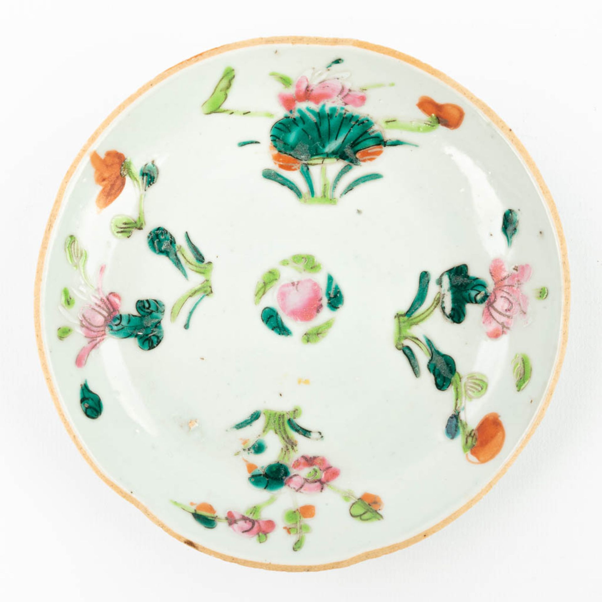 A set of 4 Chinese plates made of porcelain and decorated with peaches and flowers. (13,7 cm) - Image 11 of 14