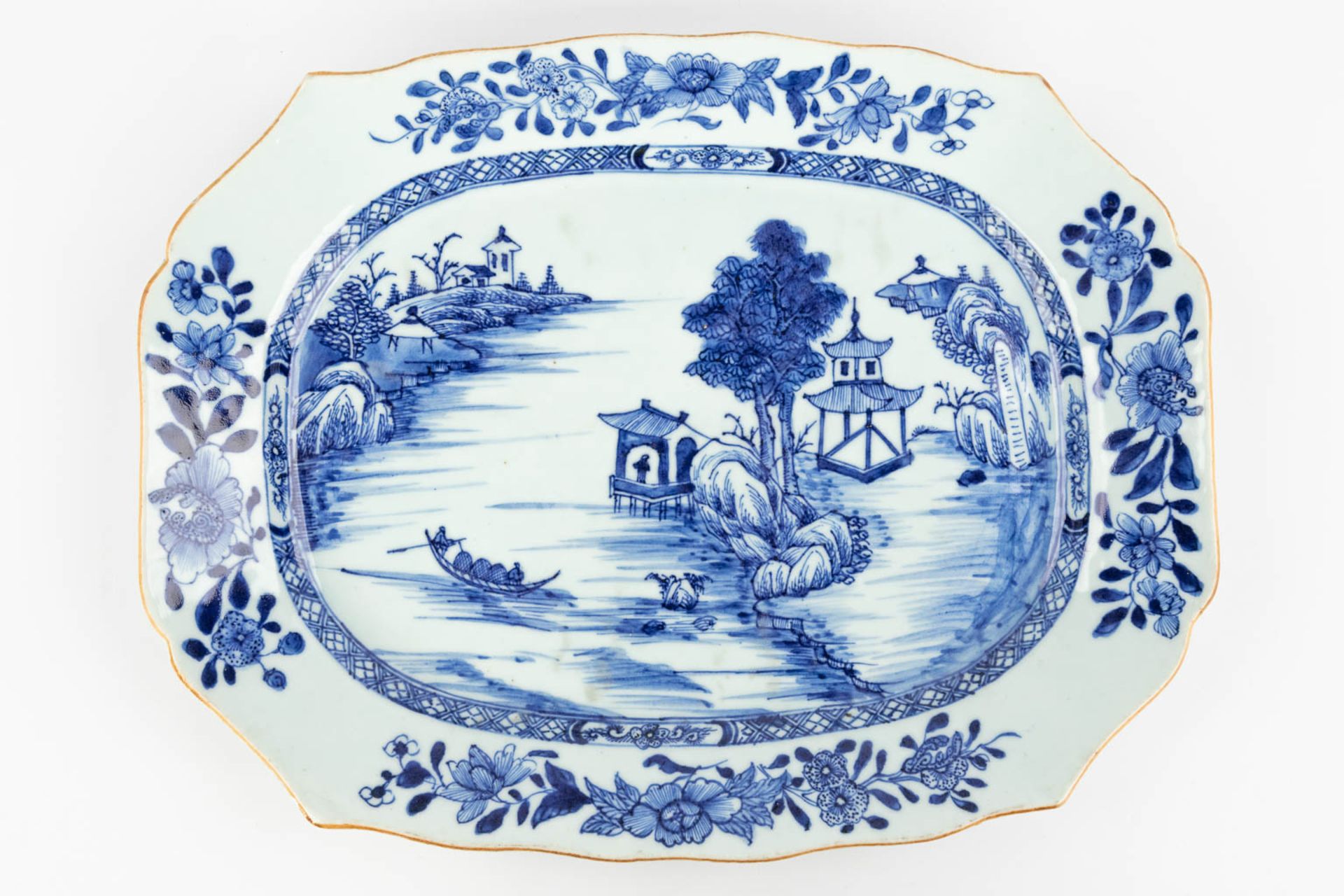 A collection of 7 Chinese plates and platters made of blue-white porcelain. (34 x 40,5 cm) - Image 15 of 23