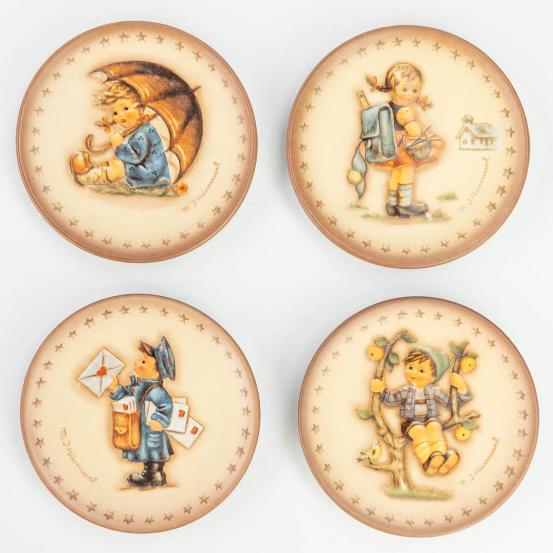 Hummel, a collection of 13 plates in a wood display case. (8,3cm) - Image 8 of 14