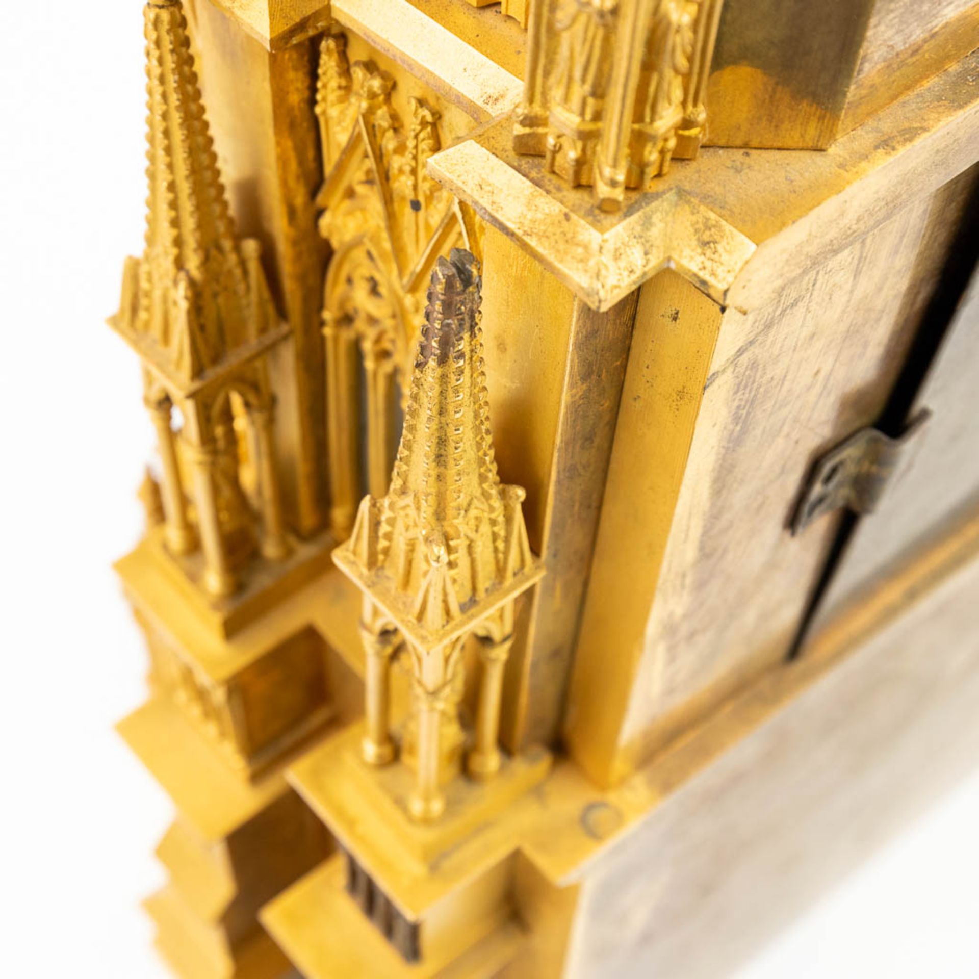 Cathedrale de Reims, an exceptional mantle clock made of gilt bronze. (15 x 31 x 47cm) - Image 12 of 16