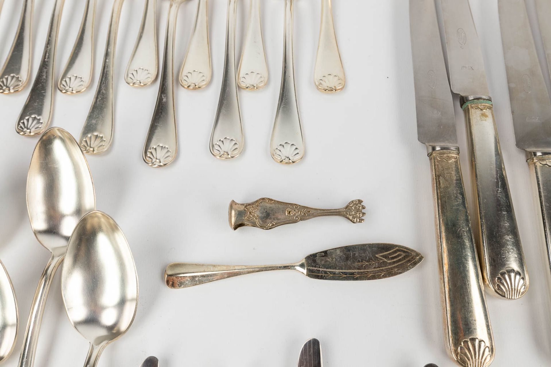 A large collection of cutlery and table accessories made of silver-plated metal. - Image 2 of 12