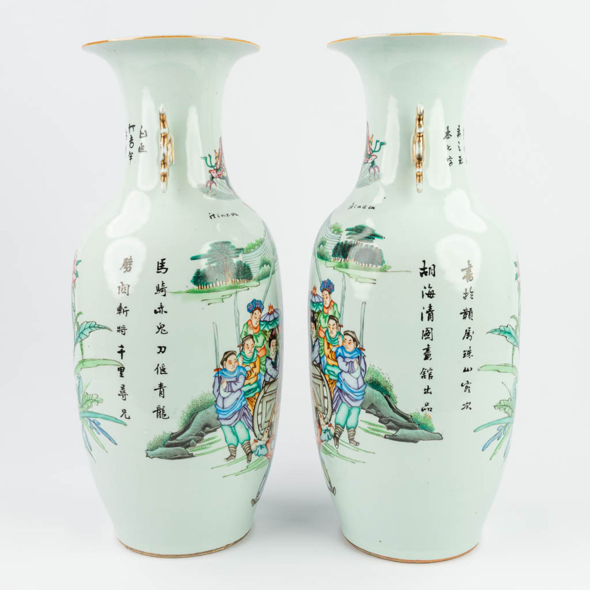 A pair of Chinese vases made of glazed porcelain with a double decor (57 x 24 cm) - Bild 3 aus 17