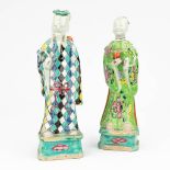 A pair of Chinese wise men made of glazed porcelain (23 cm)