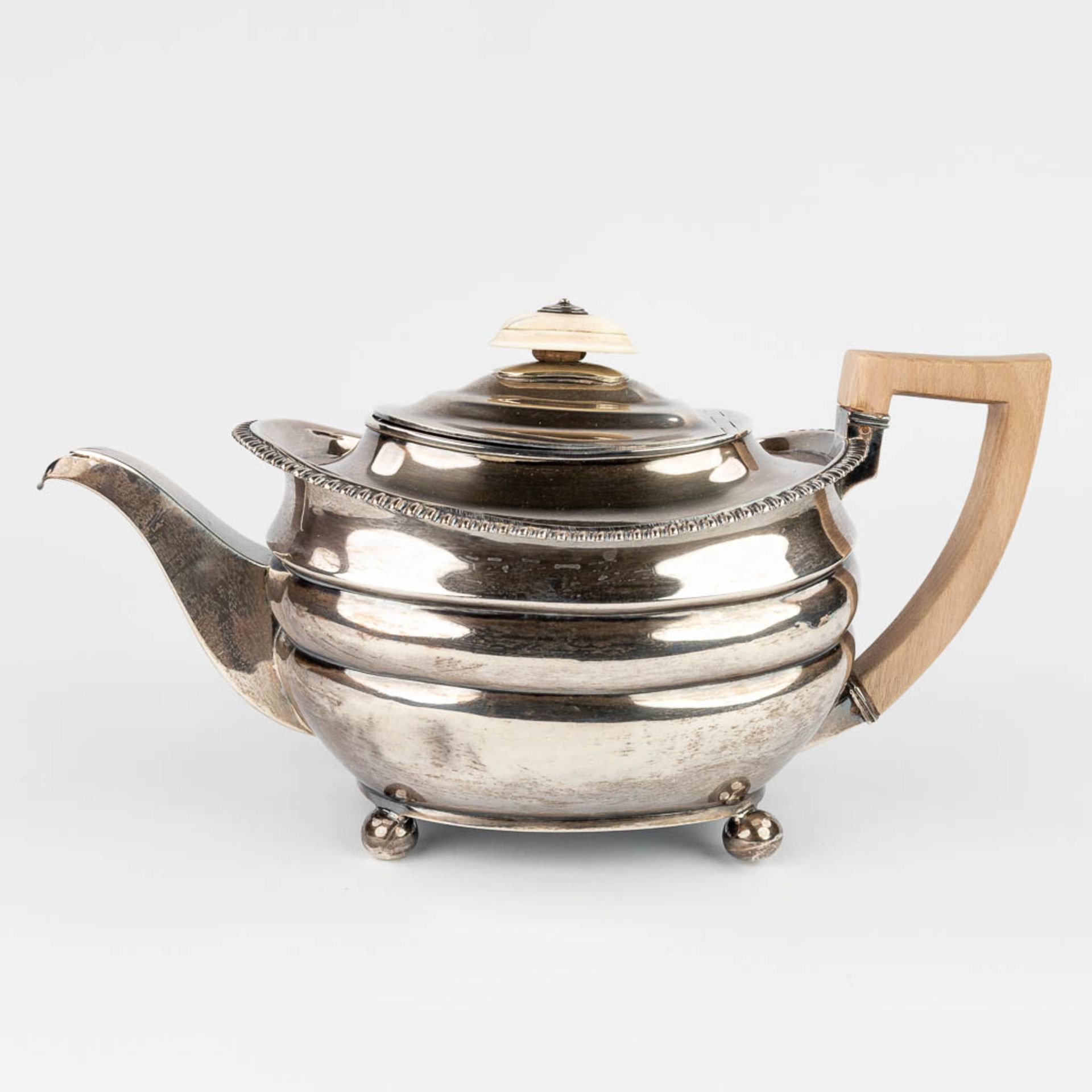 An English made silver teapot. (13,5 x 28 x 15cm) - Image 2 of 14