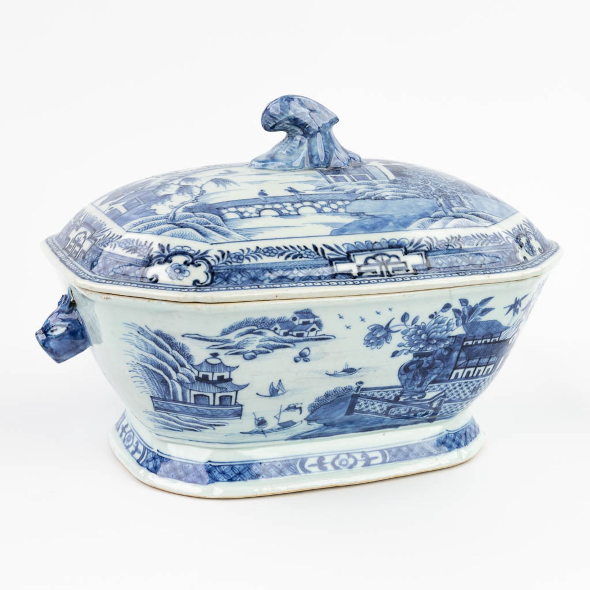 A Chinese soup tureen made of blue-white porcelain. (22 x 31 x 22 cm) - Image 8 of 15